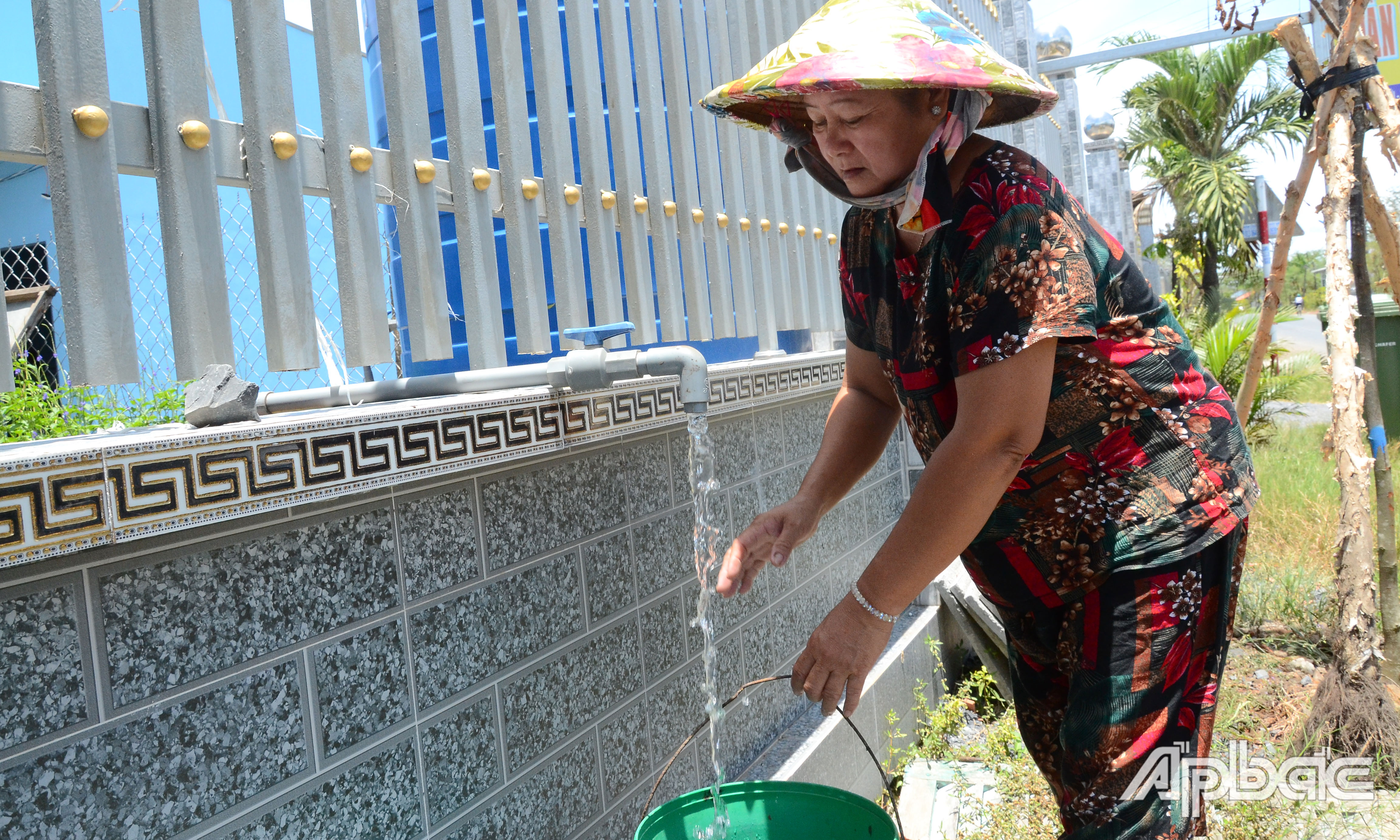 Người dân đến lấy nước miễn phí tại còi nước công cộng ở xã Kiểng Phước, huyện Gò Công Đông.