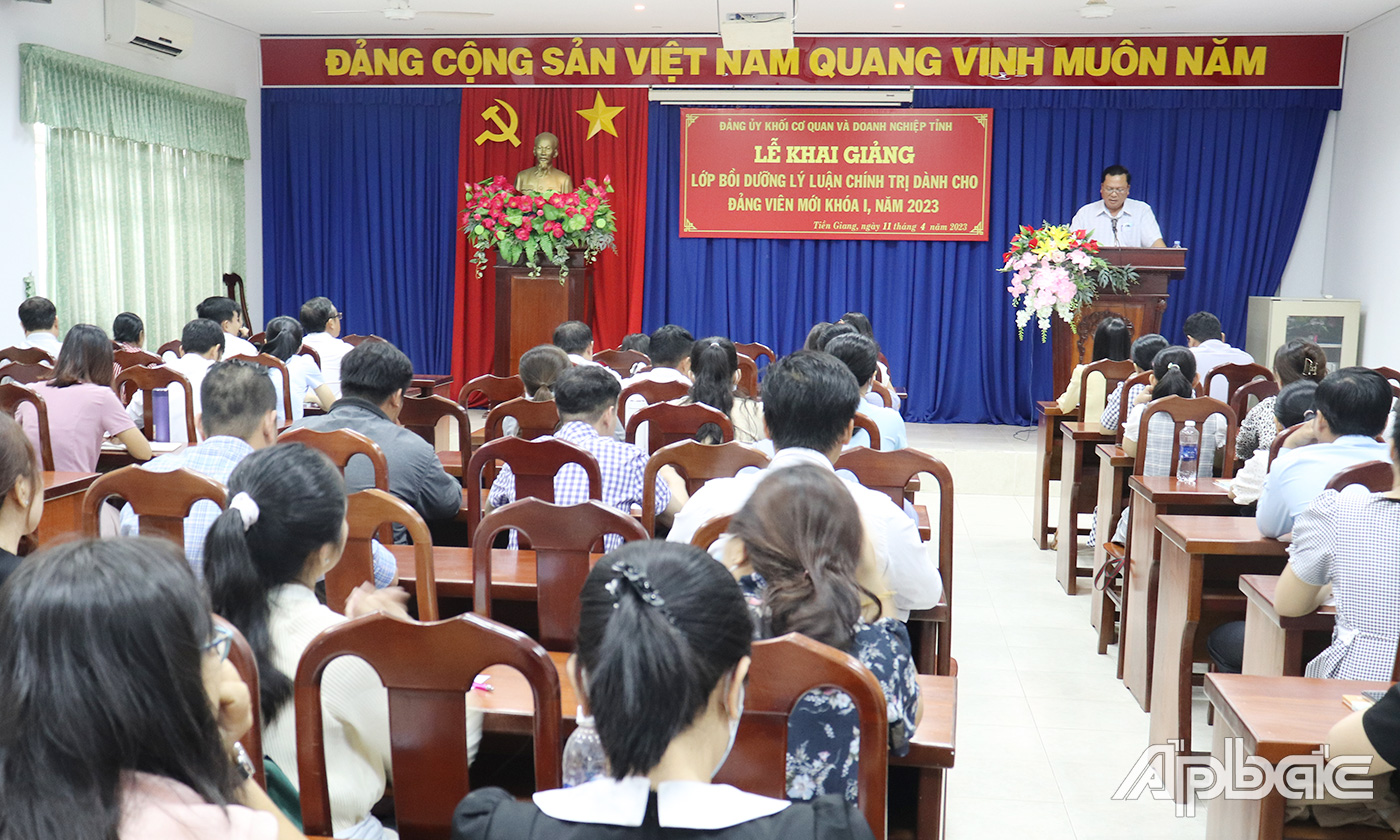 Các đảng viên mới tham gia lớp bồi dưỡng lí luận chính trị.