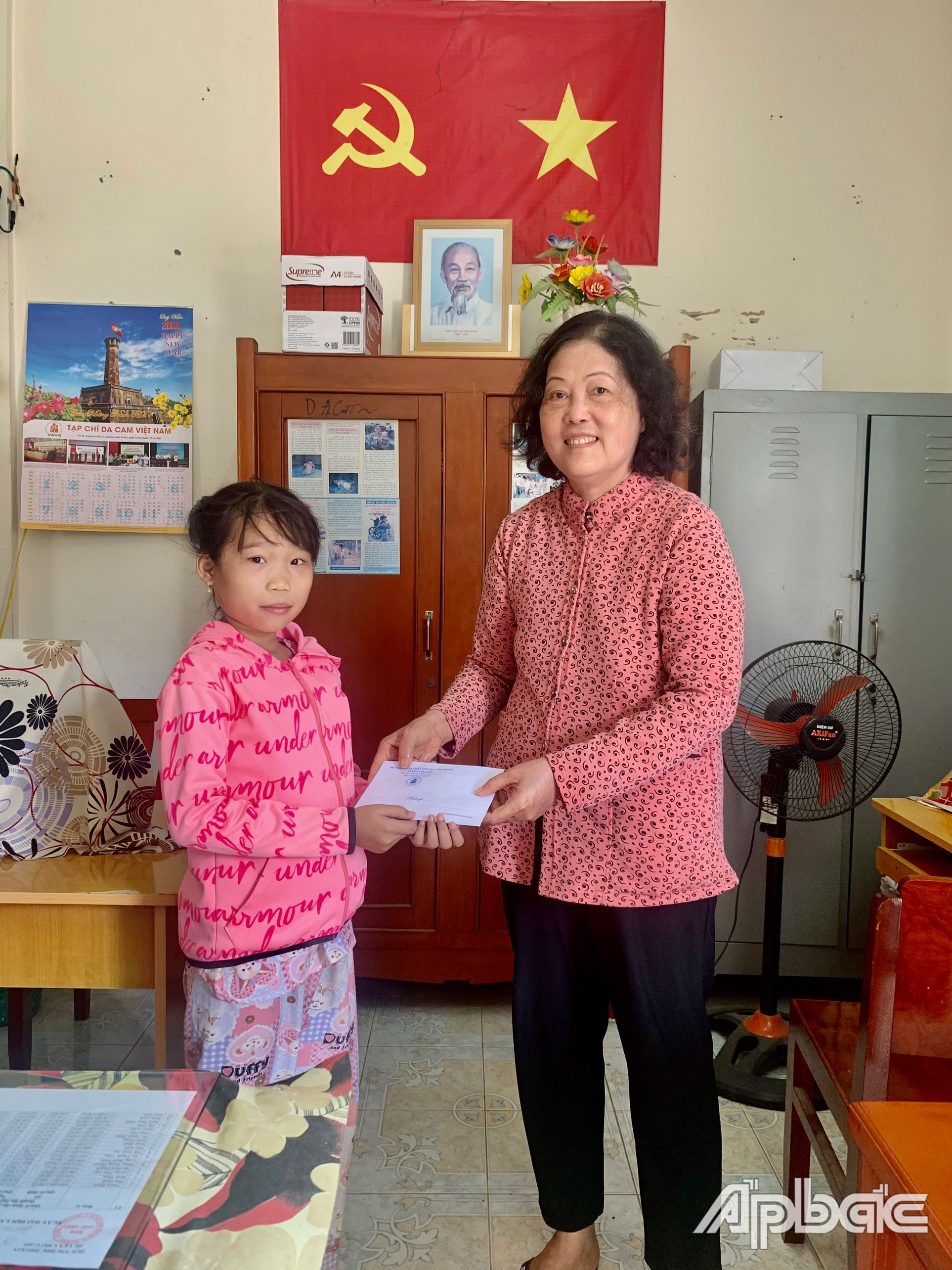 Đại diện Hội NNCĐDC huyện Chợ Gạo trao tiền hỗ trợ điều trị bệnh cho NNCĐDC Nguyễn Huyền Anh ở xã An Thạnh Thủy.