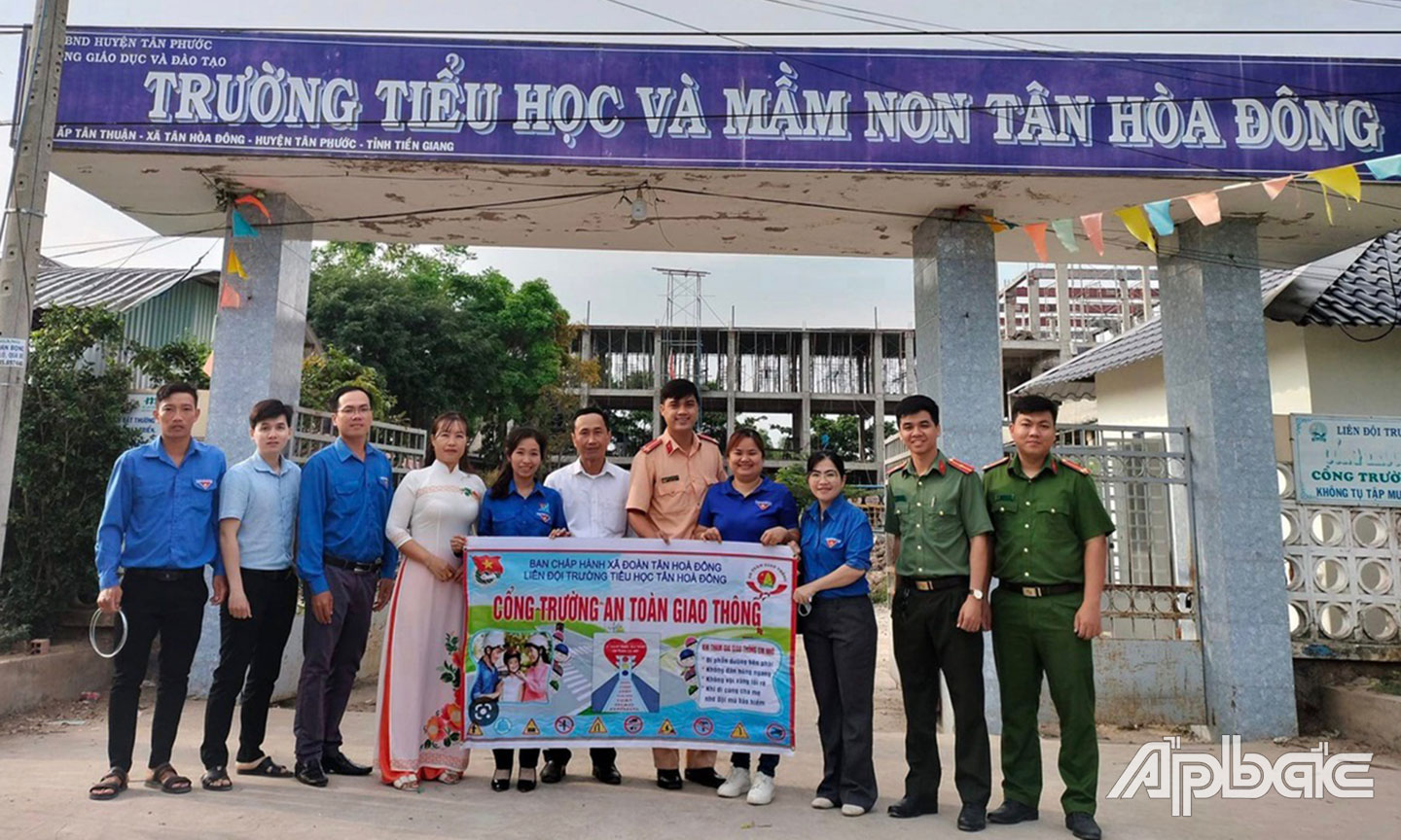 Triển khai mô hình “Cổng trường an toàn giao thông” tại Trường Tiểu học  và Mầm non Tân Hòa Đông.