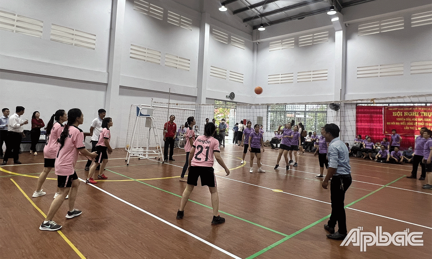 Các đội tham gia thi môn bóng chuyền hơi nữ.
