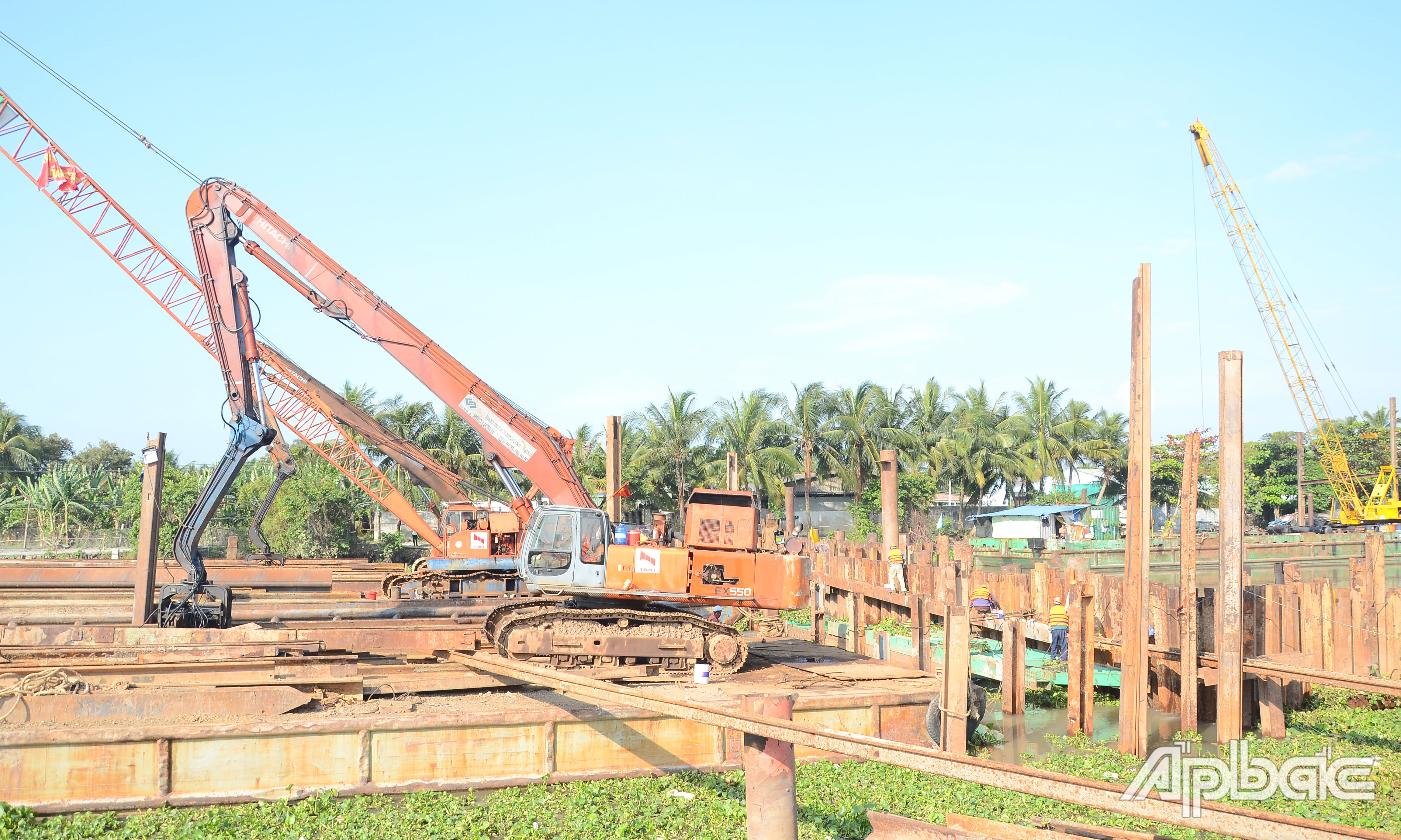 Hiện đơn vị thi công đang tiến hành tháo dỡ cừ thép ngăn mặn trên kinh Nguyễn Tấn Thành.