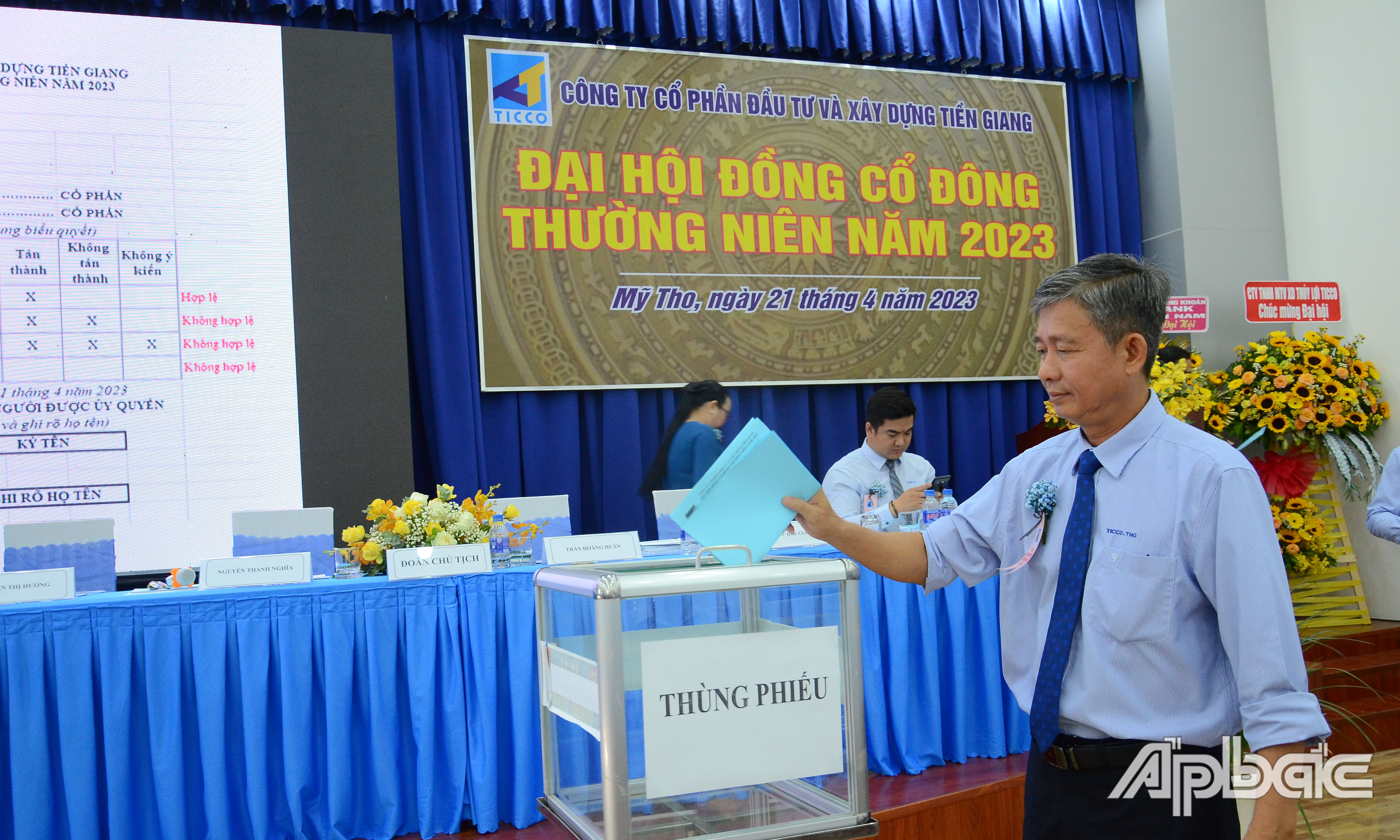 Các cổ đông bỏ phiếu thông qua nghị quyết.