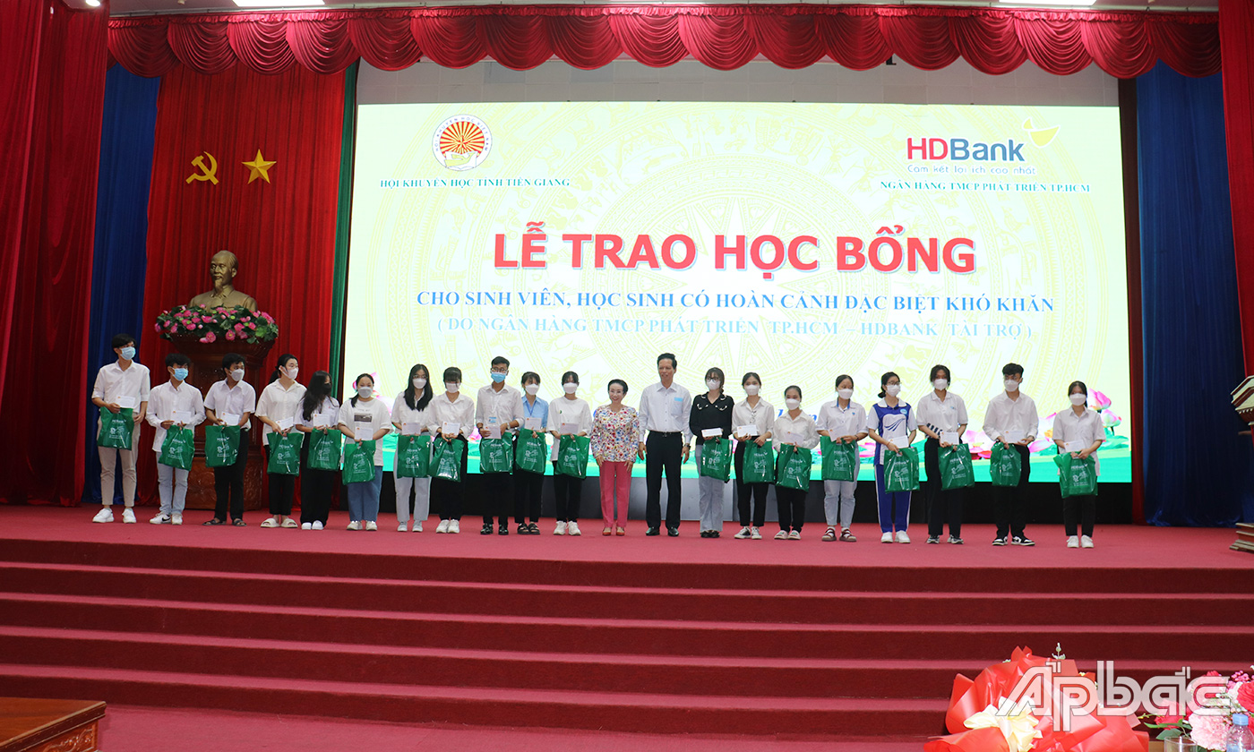 Các em học sinh, sinh viên nhận học bổng.