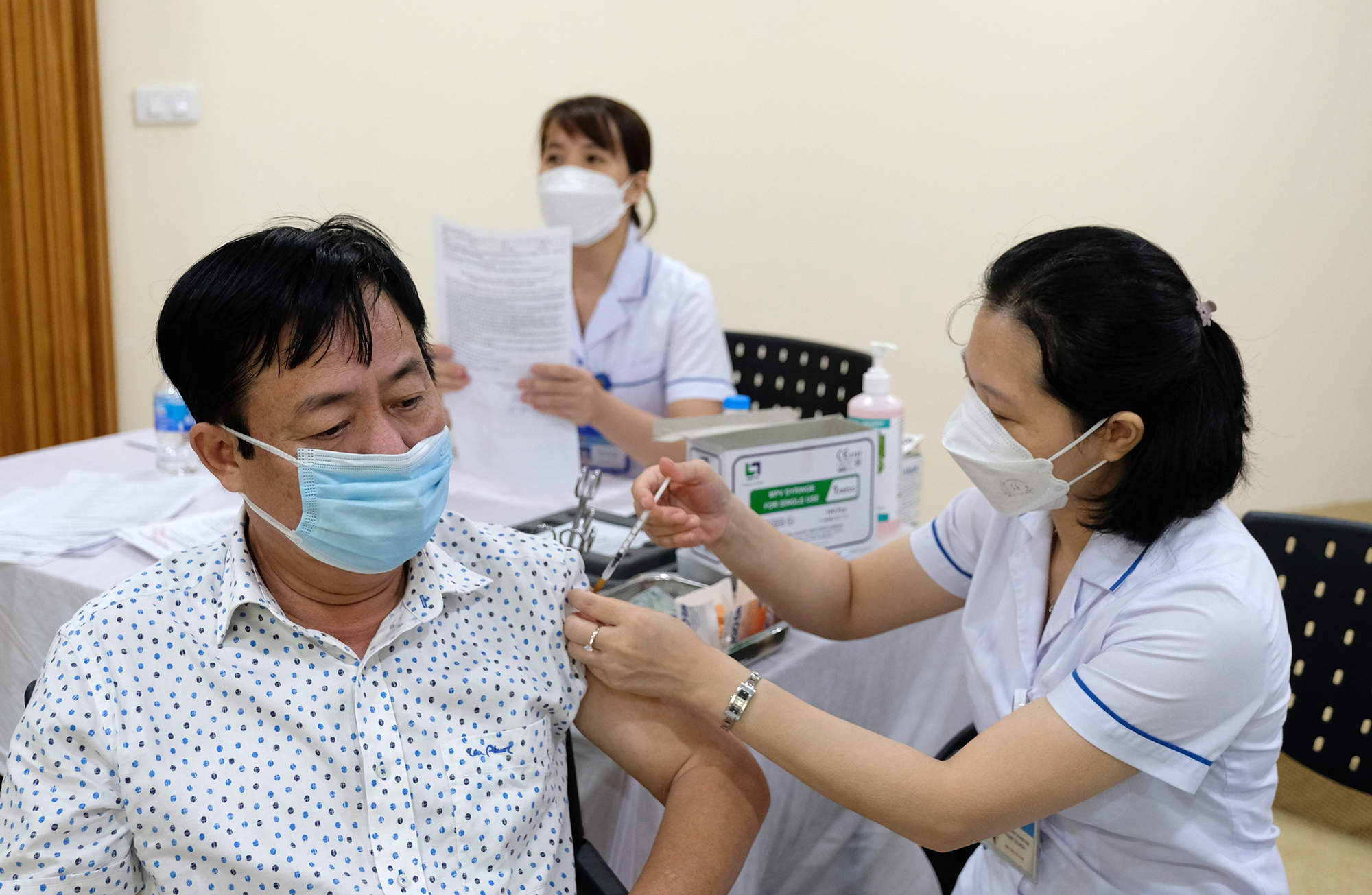Đến nay tổng số vaccine COVID-19 đã tiêm ở nước ta là hơn 266 triệu liều. Cần tiếp tục đẩy mạnh tiêm chủng để bảo vệ nhóm nguy cơ cao.