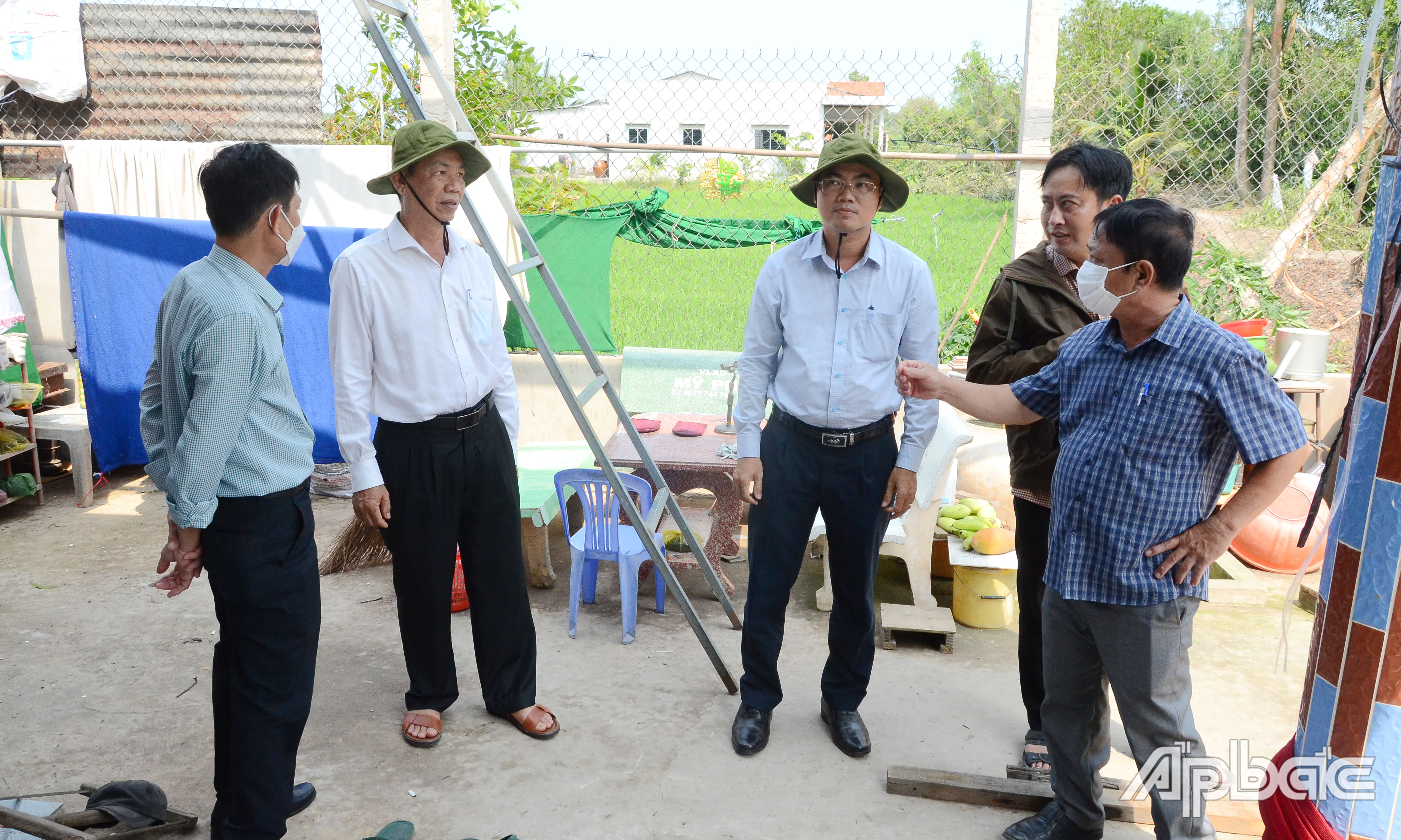 Đồng chí Nguyễn Văn Mẫn kiểm tra tình hình khắc phục thiệt do mưa dông tại xã Phước Lập, huyện Tân Phước.