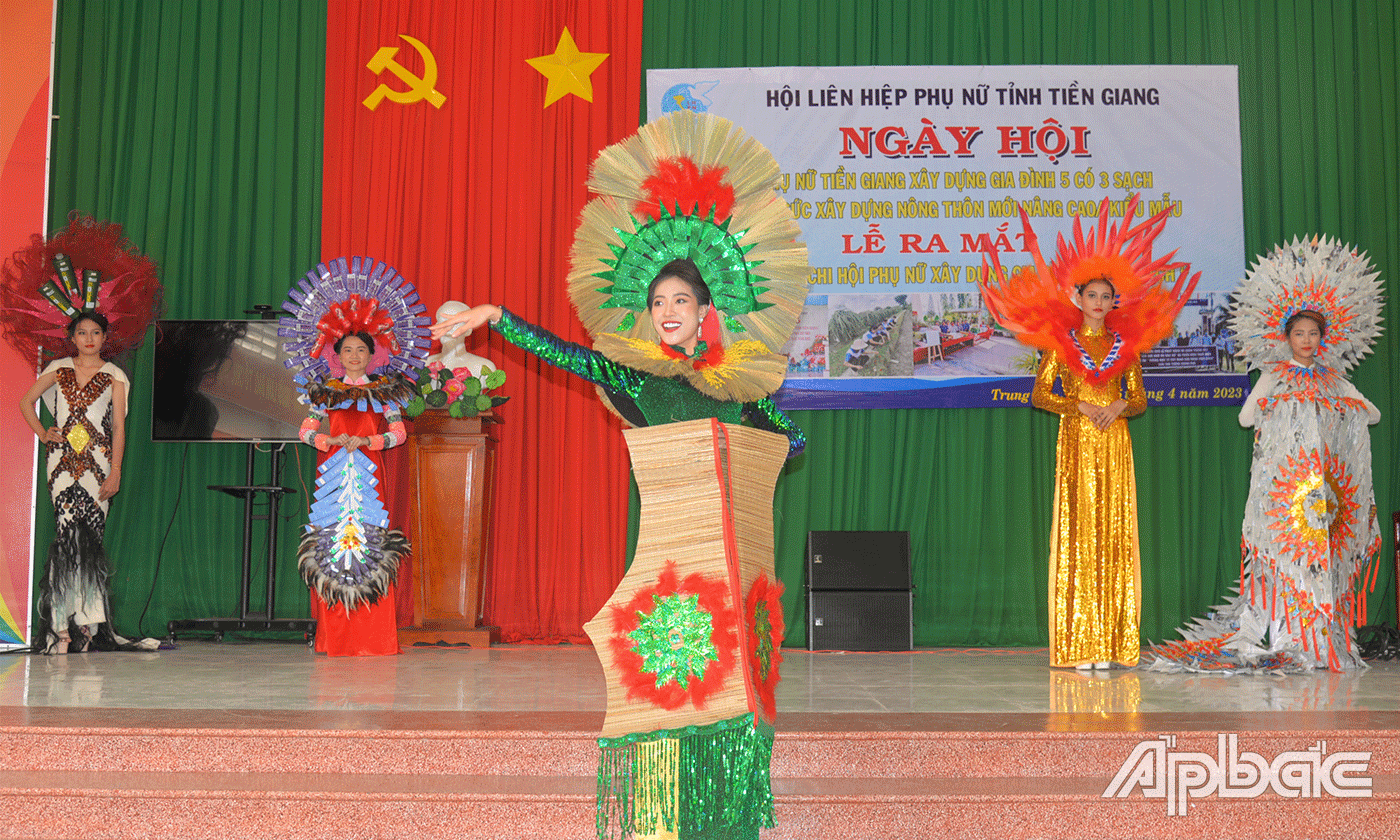 Các tiết mục văn nghệ và trình diễn trang phục tái chế.