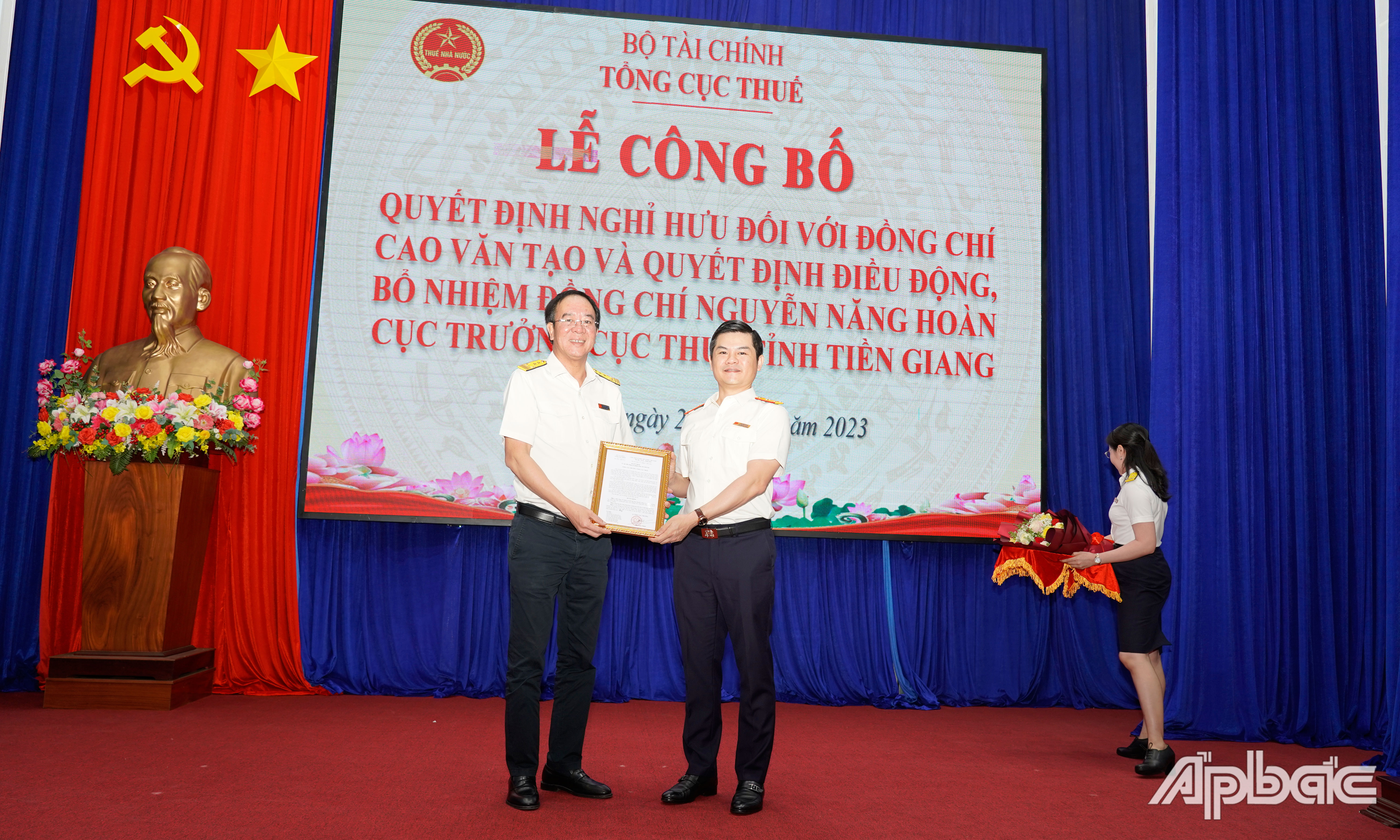Đồng chí Vũ Chí Hùng trao quyết định và chúc mừng đồng chí Nguyễn Năng Hoàn.