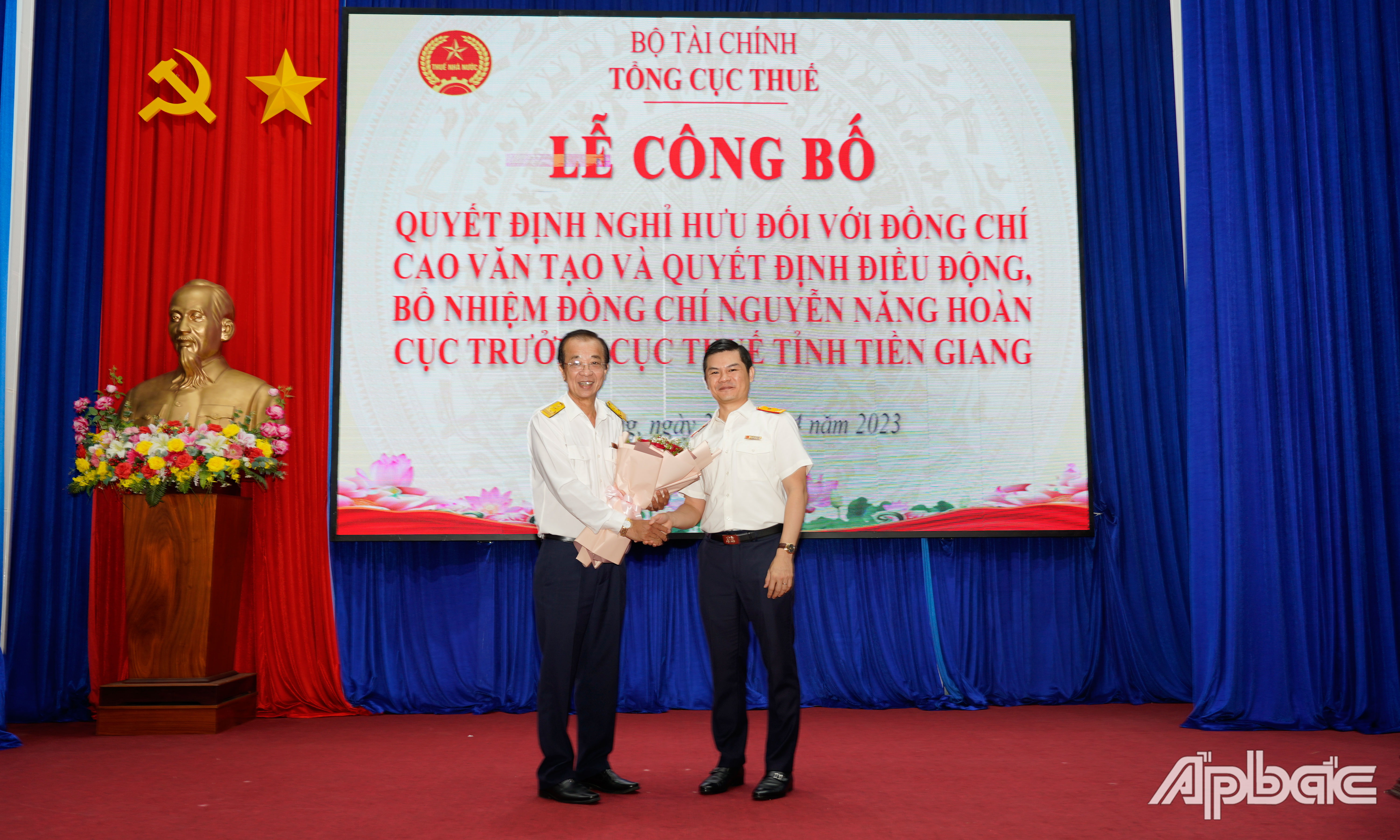 Đồng chí Vũ Chí Hùng trao quyết định nghỉ hưu và tặng hoa chúc mừng đồng chí Cao Văn Tạo.