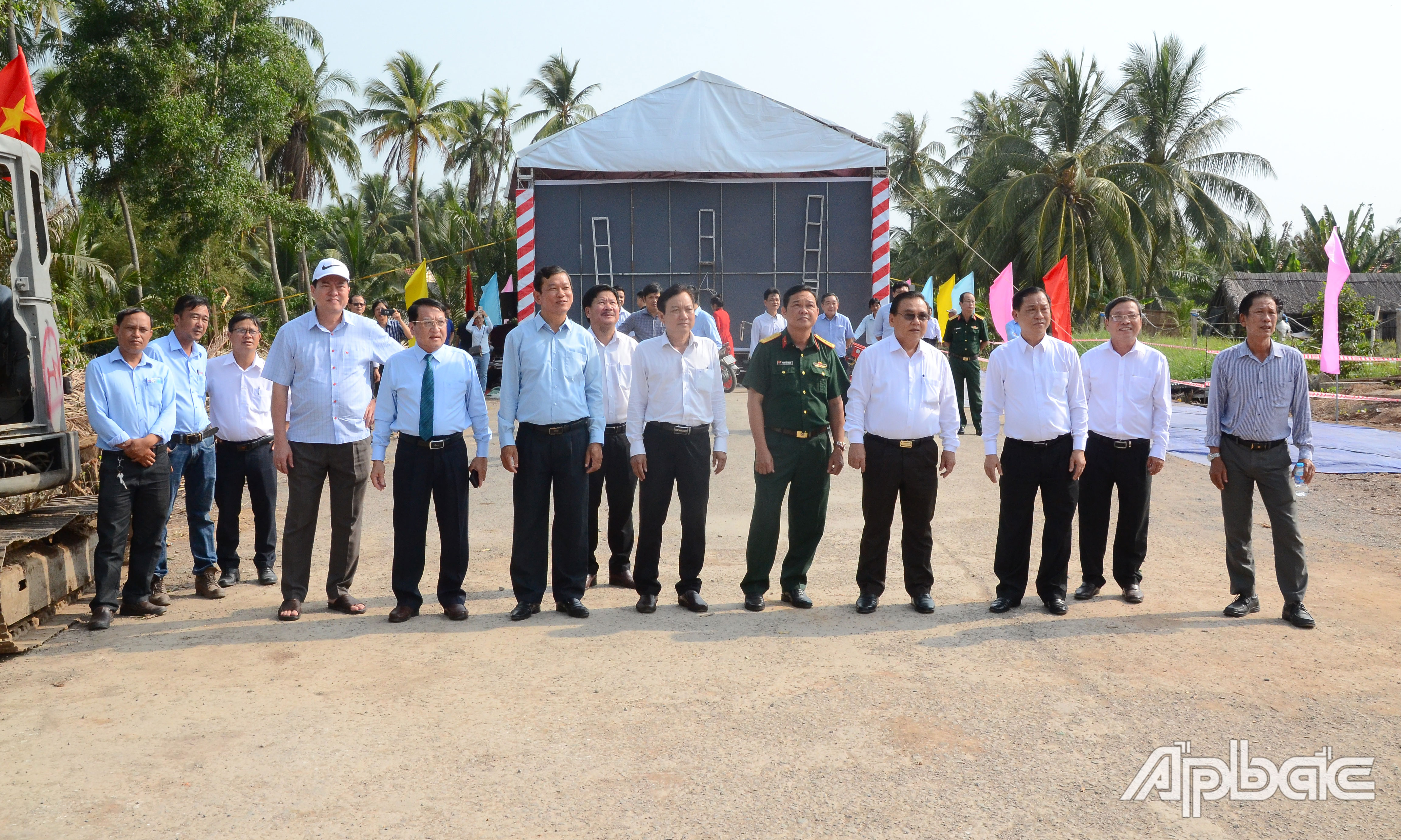 Lãnh đạo tỉnh tham quan công trường cầu Tân Thạnh.