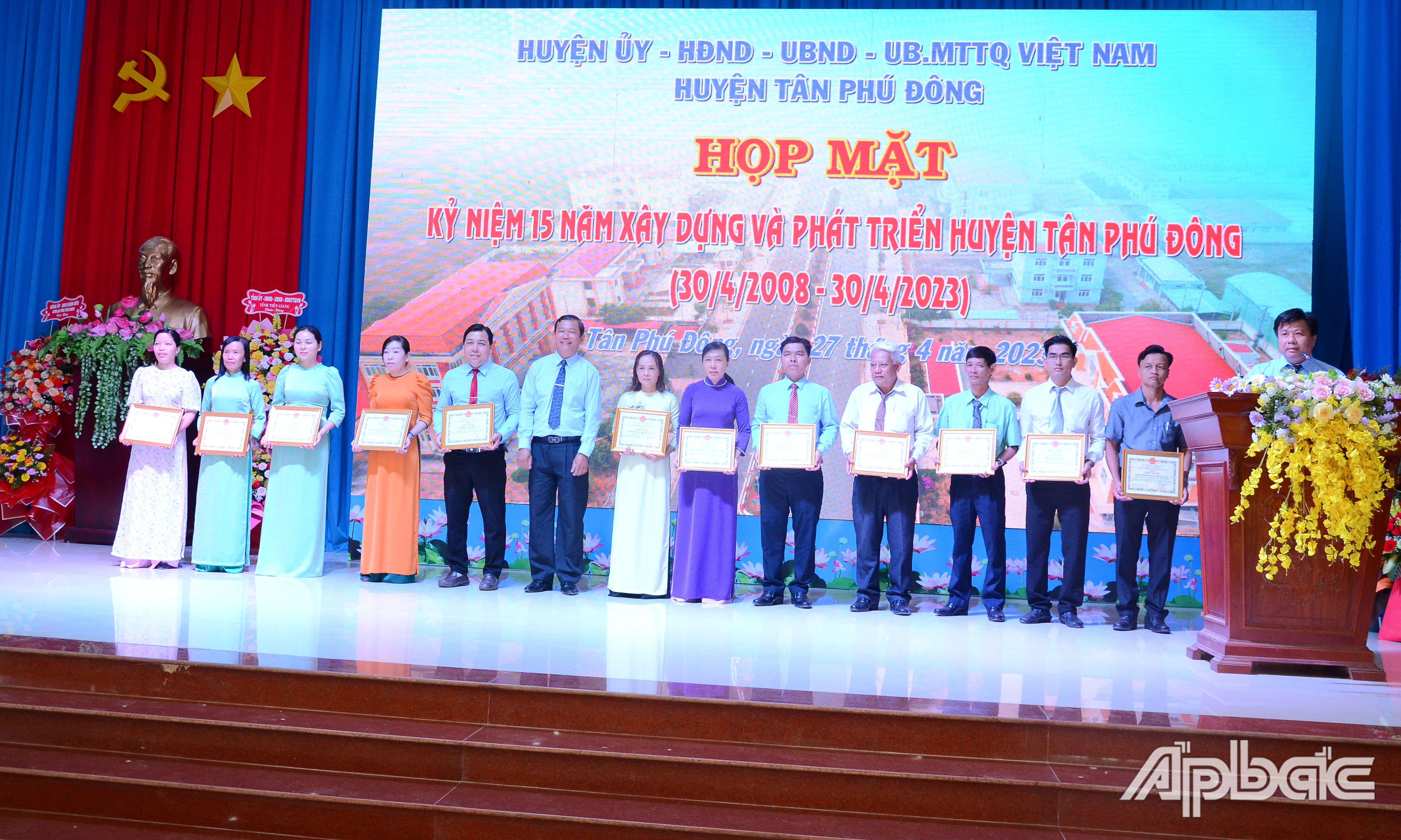 Tặng Bằng khen của UBND huyện cho các tập thể, cá nhân.