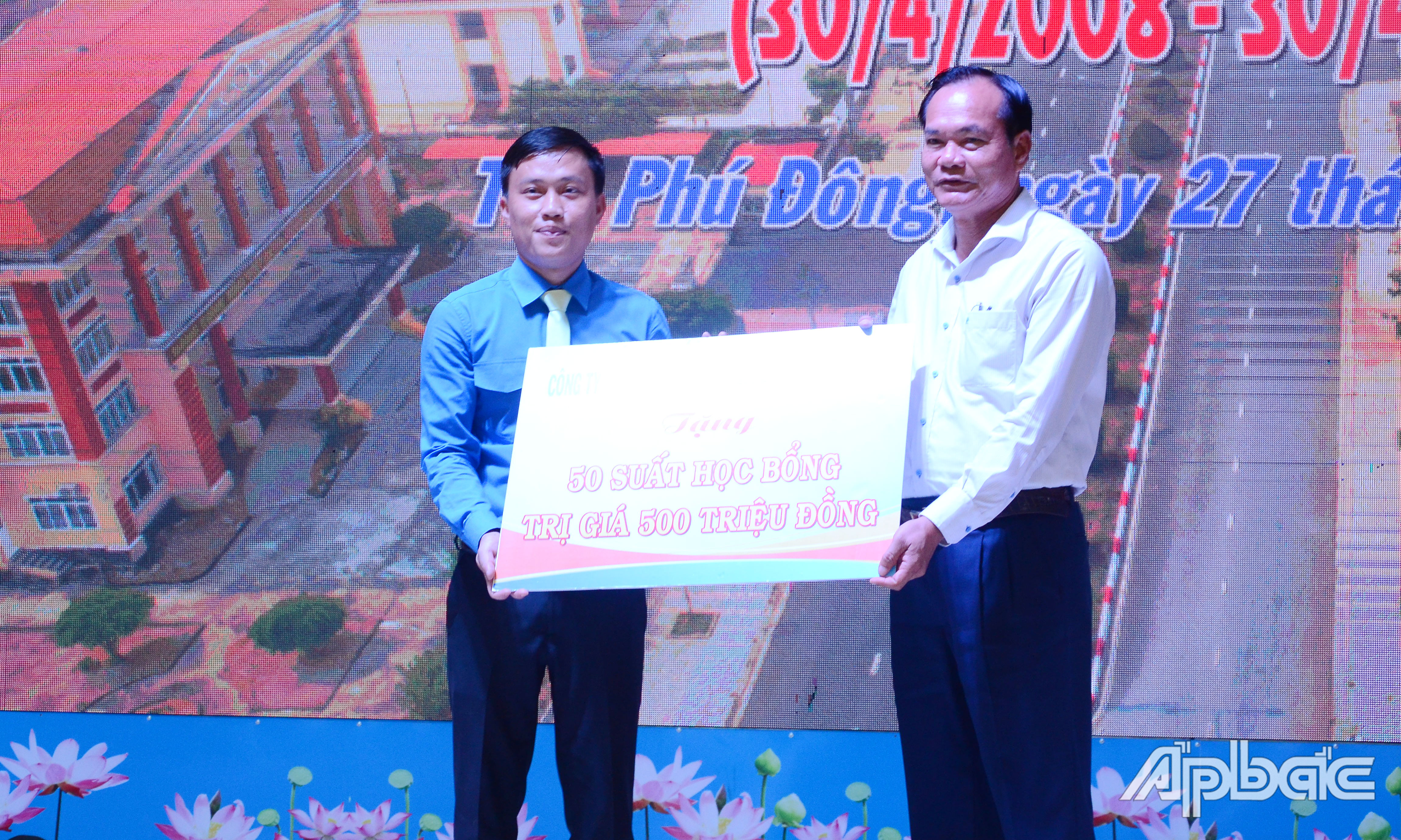 Công ty TNHH Thương mại - Xây dựng Thiên Thuận trao 50 suất học bổng trị giá 500 triệu đồng cho học sinh hiếu học trên địa bàn huyện.