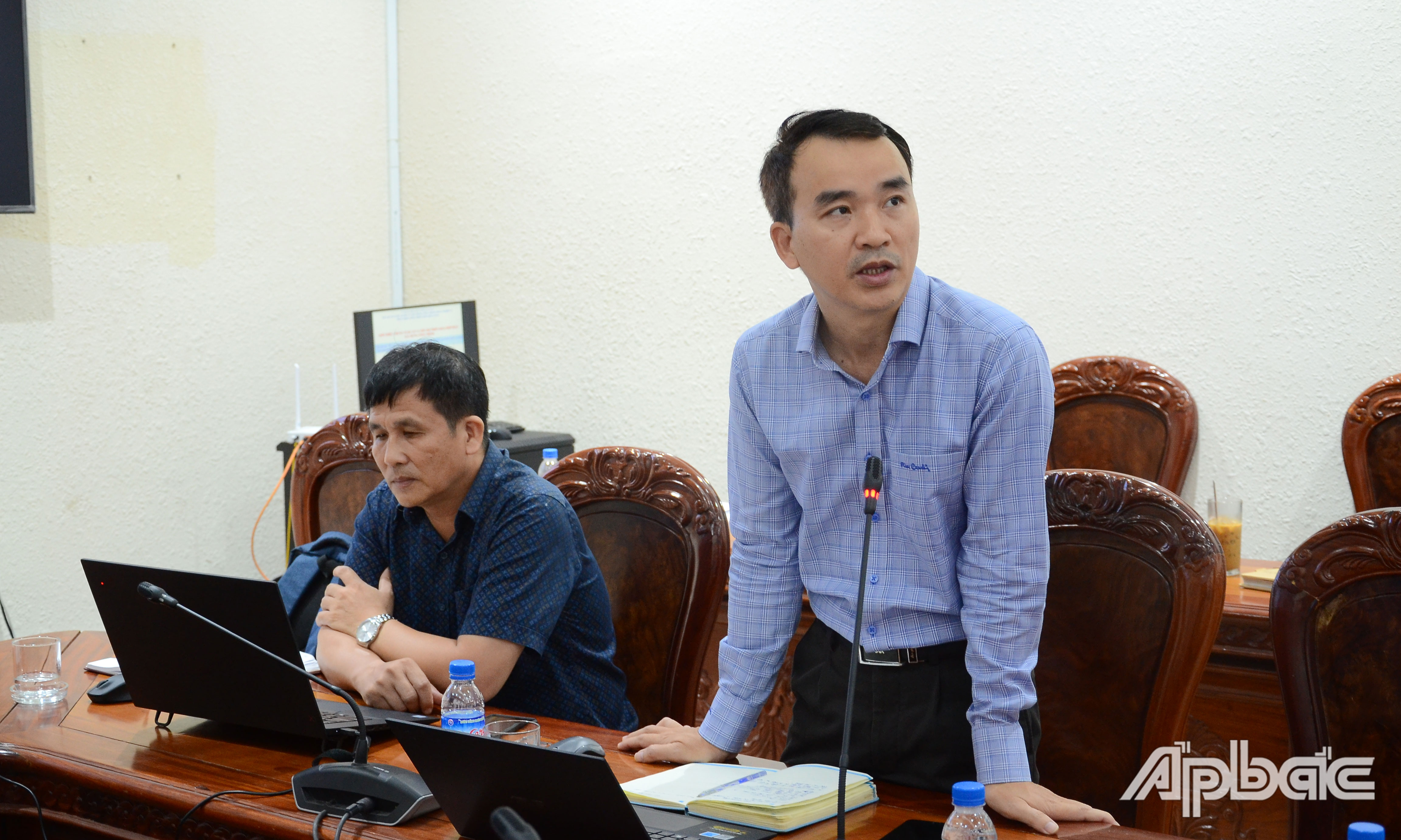 Đại diện Viện Khoa học Thủy lợi miền Nam báo cáo xây dựng mô hình thủy lực và đề xuất các kịch bản vận hành.