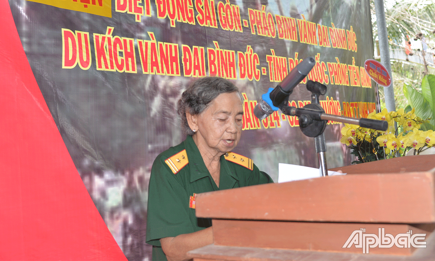 Anh hùng Lực lượng vũ trang nhân dân Nguyễn Thị Ánh Thu ôn truyền thống anh hùng của lực lượng vành đai Bình Đức năm xưa.