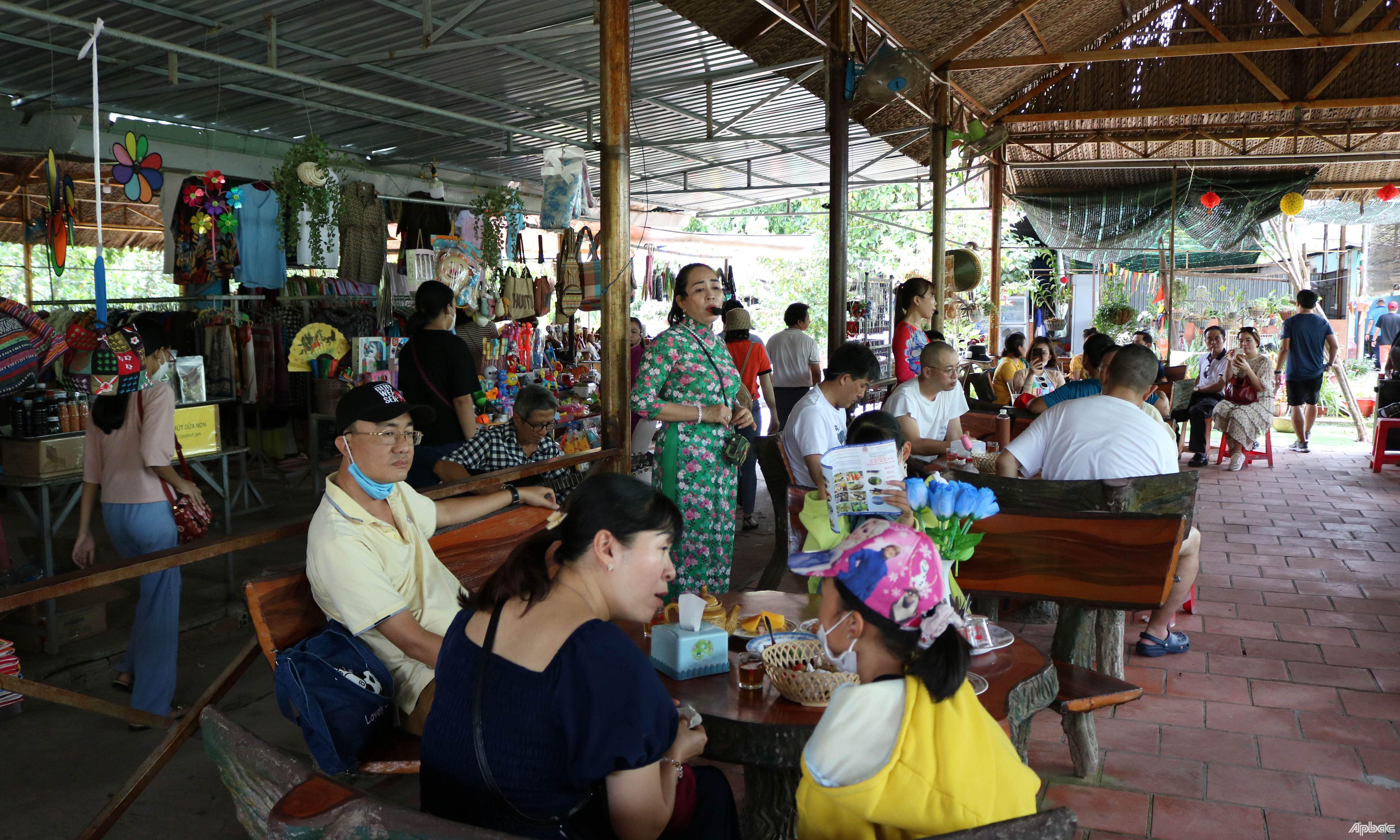 Du khách thưởng thức đờn ca tài tử tại cù lao Thới Sơn.
