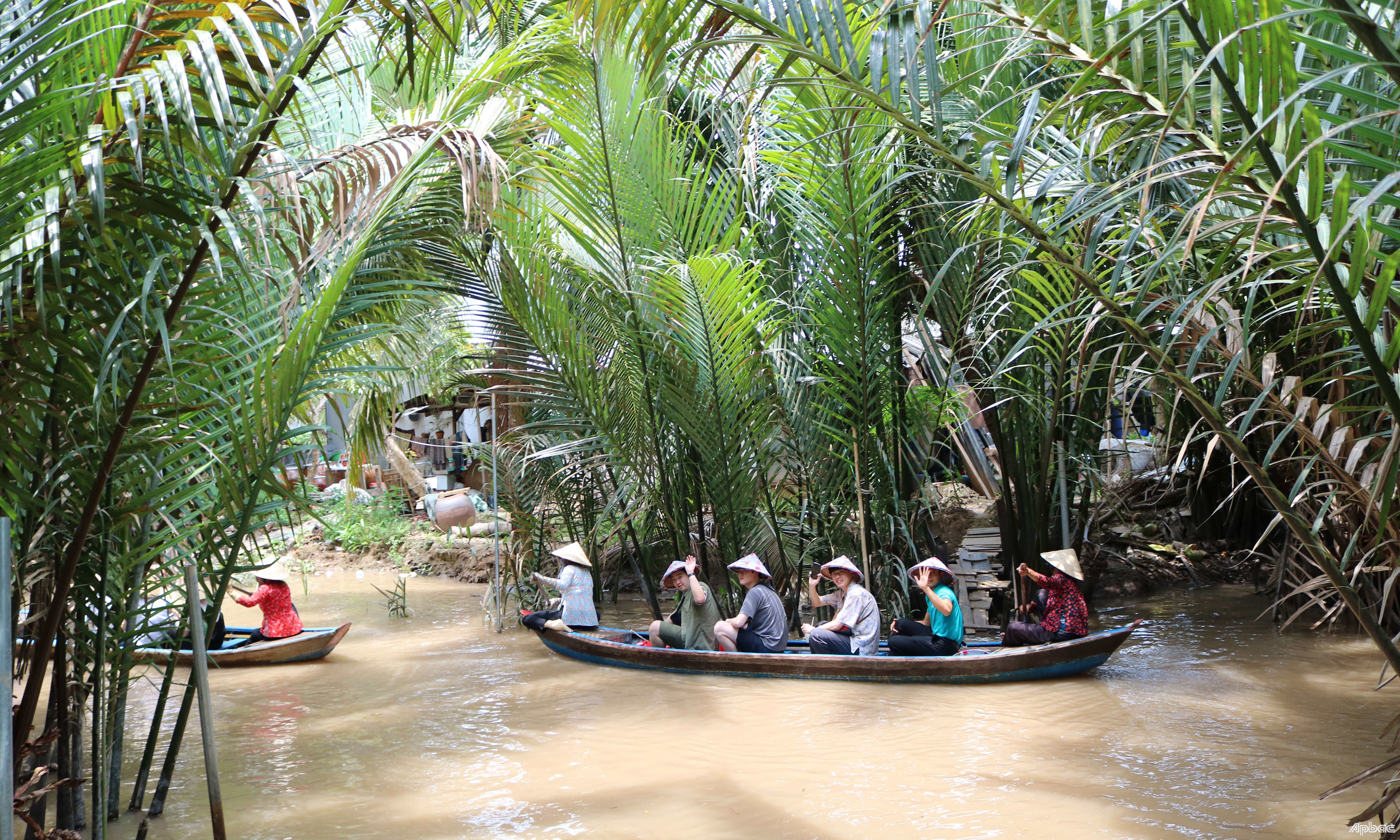 Du khách trải nghiệm đò chèo tại cù lao Thới Sơn.