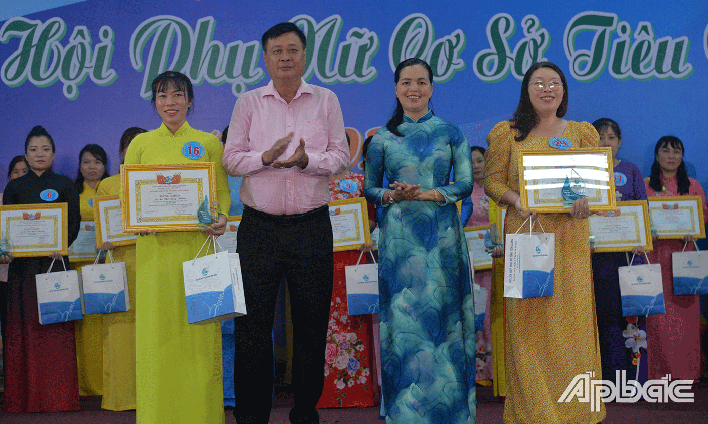 Trao giải Nhất cho 2 thí sinh.