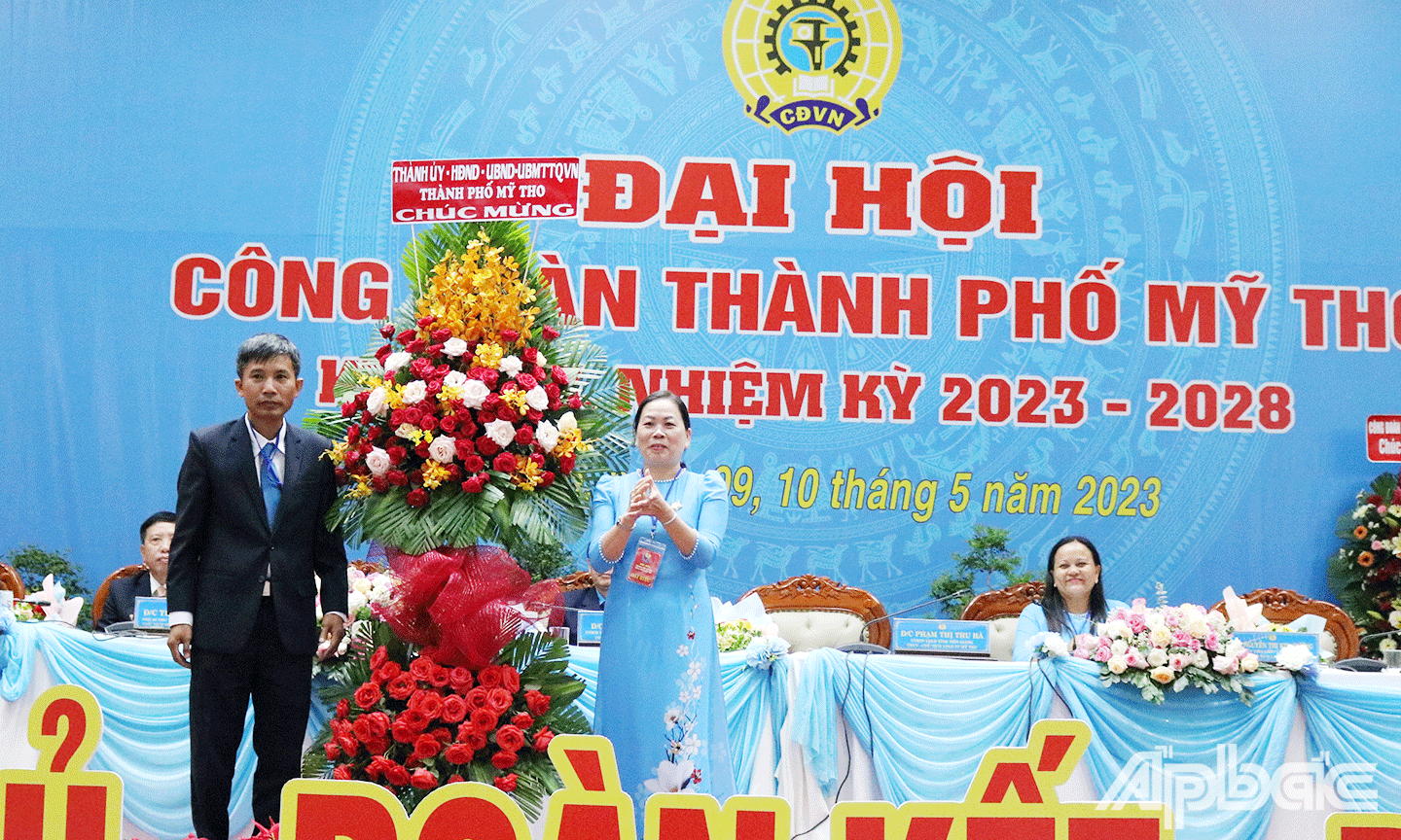 Trịnh Văn Lợi, Phó Bí thư Thường trực Thành ủy Mỹ Tho, Chủ tịch HĐND TP. Mỹ Tho trao tặng hoa chúc mừng Đại hội
