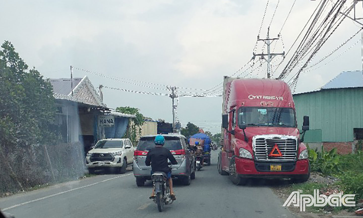 Hàng loạt xe tải đậu dọc tuyến đường.