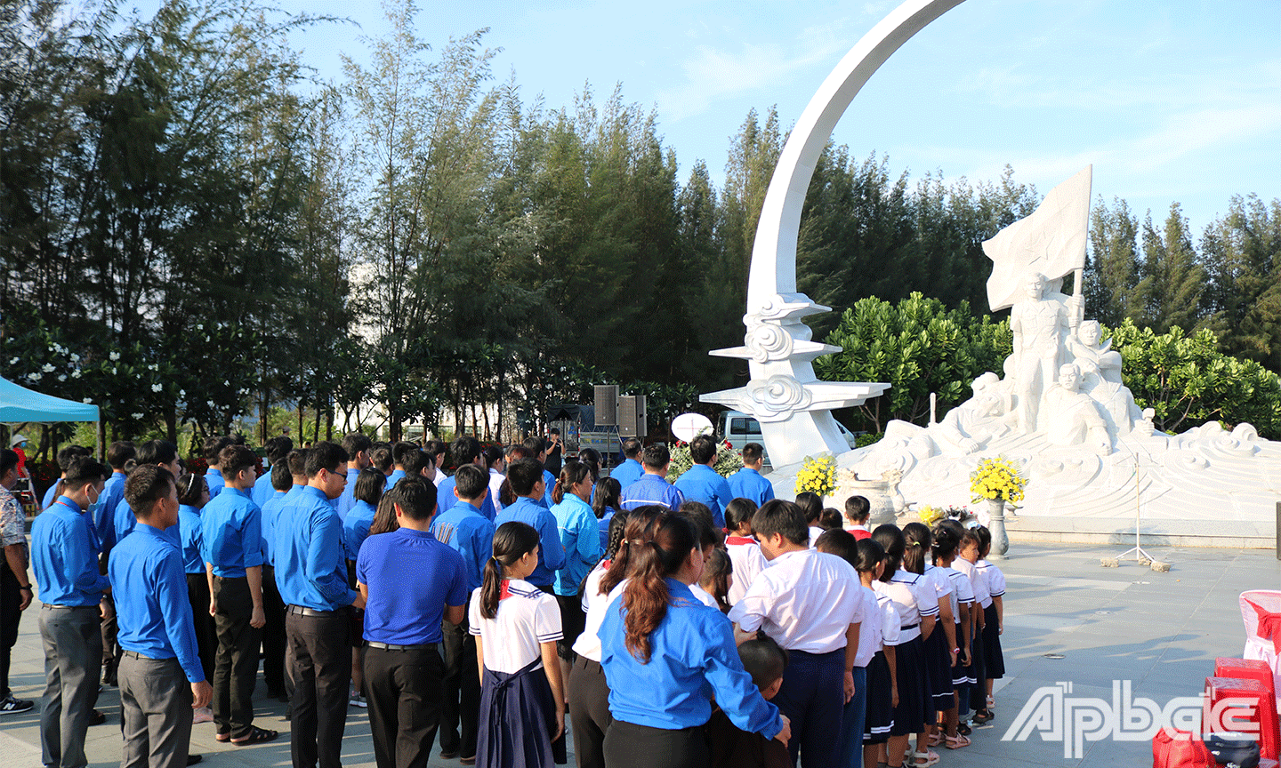 Đoàn thanh niên làm lễ dâng hương tại Khu tưởng niệm chiến sĩ Gạc Ma, huyện Cam Lâm, tỉnh Khánh Hoà.