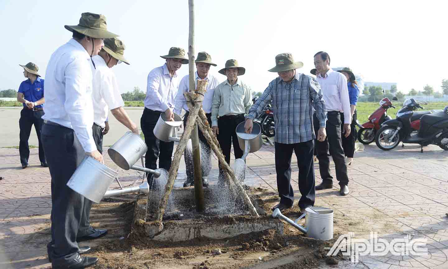 Các đại biểu trồng cây tại Lễ Phát động ở Quảng trường Trung tâm tỉnh.