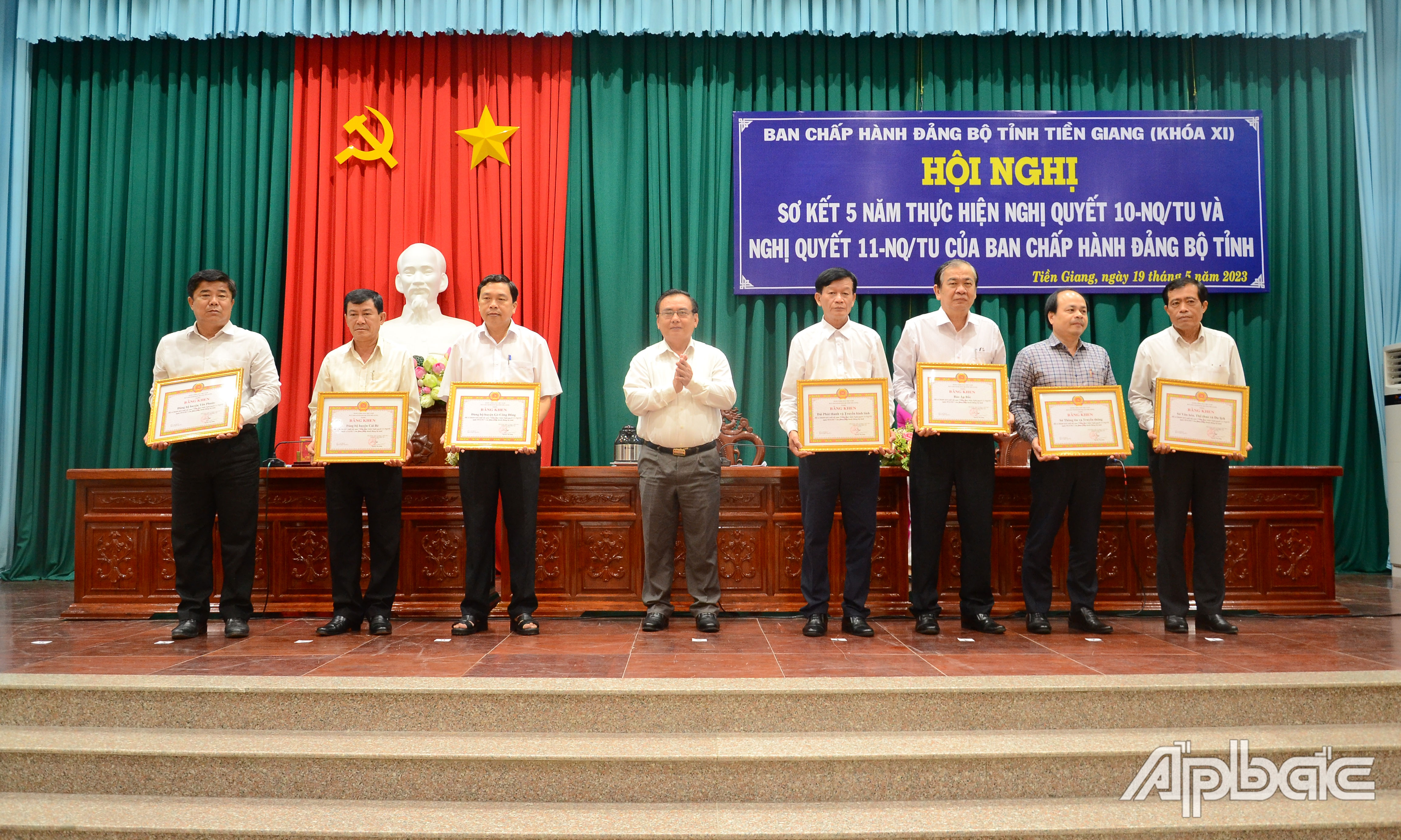 Tặng Bằng khen cho các tập thể có thành tích trong thực hiện Nghị quyết 11.