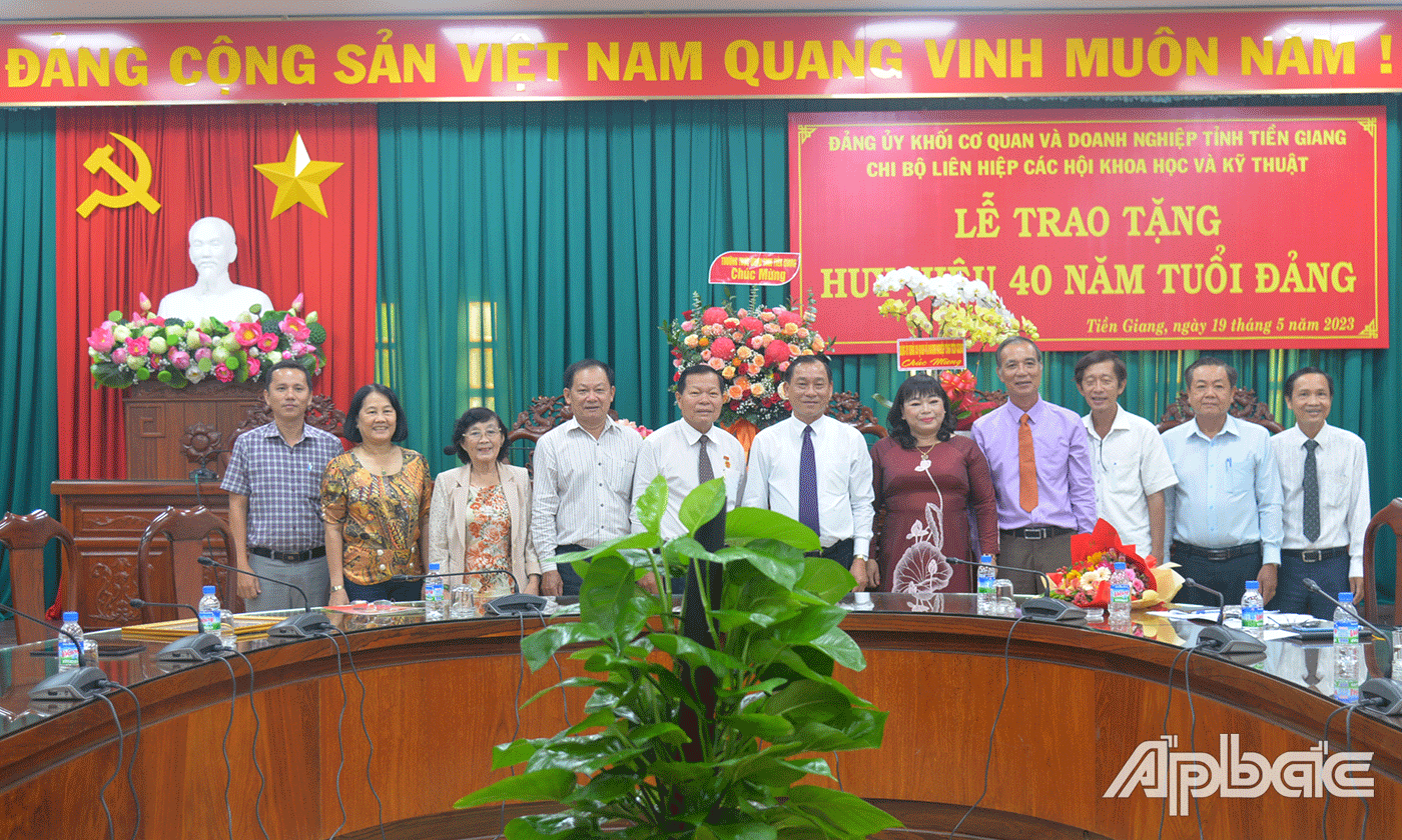 Đại biểu chụp ảnh lưu niệm.