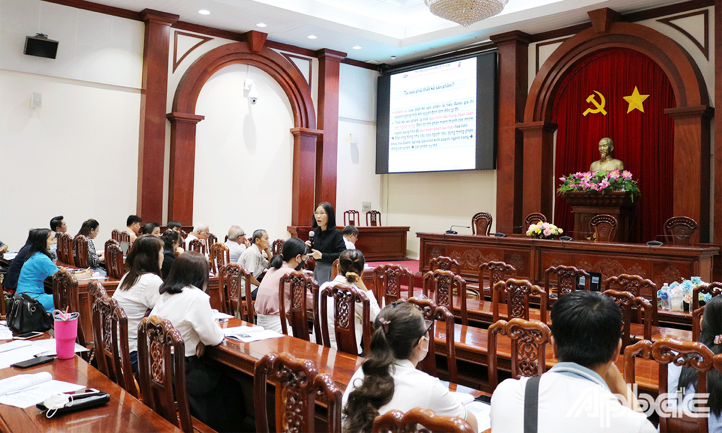 Giảng viên trường Đại học Kinh tế TP. Hồ Chí Minh Nguyễn Viết Xuân Uyên truyền đạt các kiến thức về 