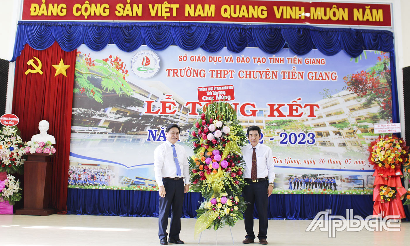  Phó Chủ tịch Thường trực UBND tỉnh Trần Văn Dũng tặng hoa chúc mừng nhà trường.