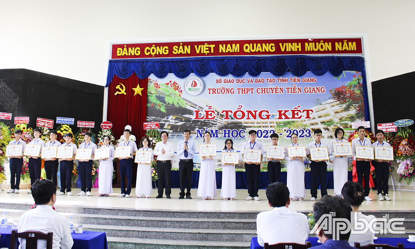 GS.TS Tạ Văn Trầm, Giám đốc Bệnh viện Đa khoa trung tâm Tiền Giang trao thưởng cho học sinh.