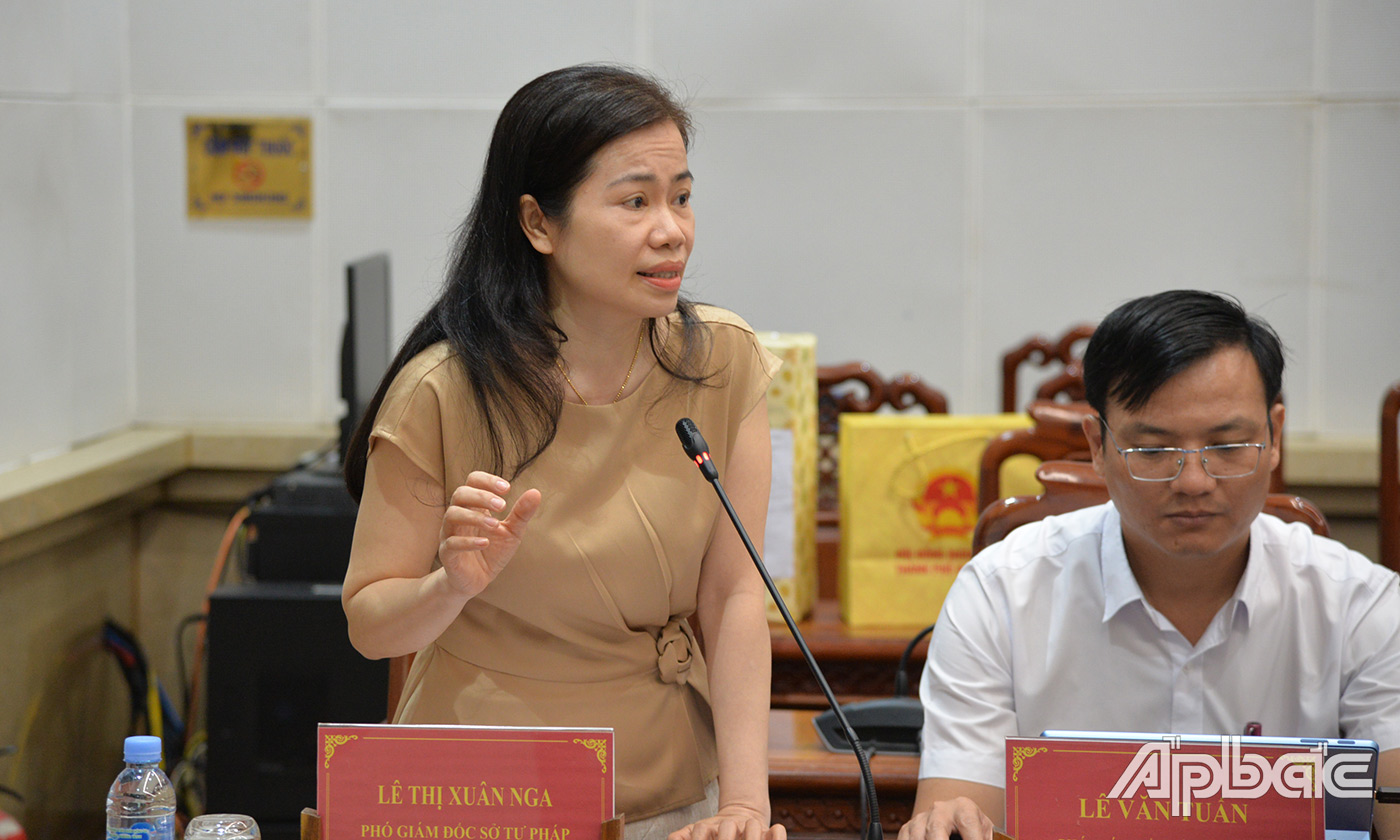 Thành viên Đoàn Thường trực HĐND T hành phố Đà Nẵng phát biểu trao đổi 