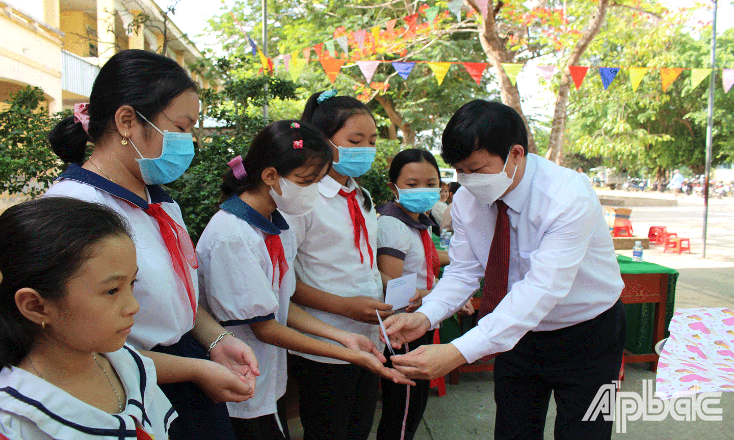 Giám đốc Sở GD-ĐT Lê Quang Trí phát học bổng cho học sinh.