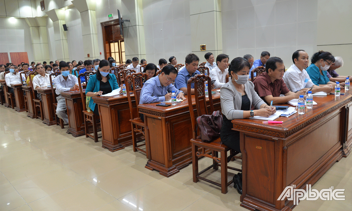 Đại biểu dự trực tiếp tại Hội trường Ấp Bắc.