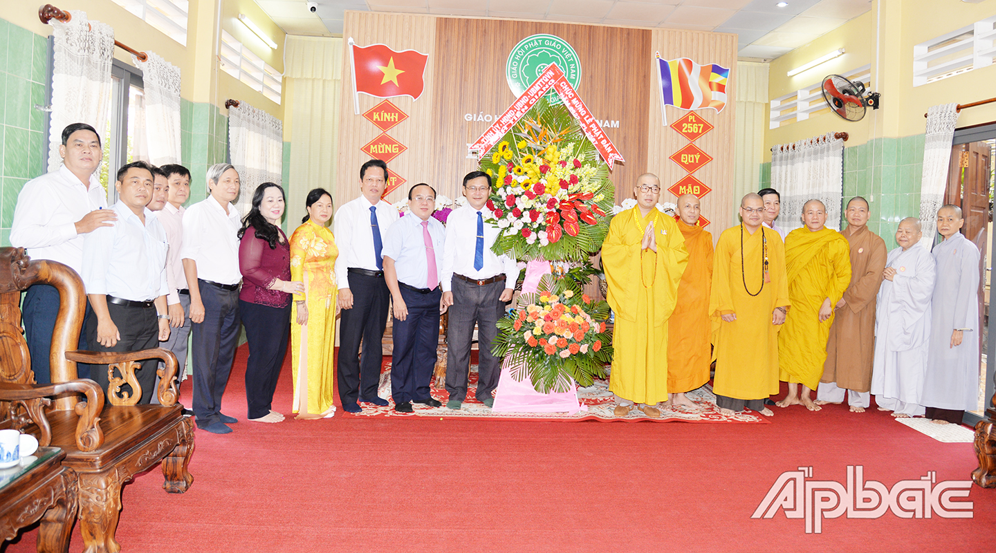 Đoàn cán bộ lãnh đạo tỉnh đến chúc mừng Ban Trị sự Phật giáo tỉnh nhân Đại lễ Phật đản 2567