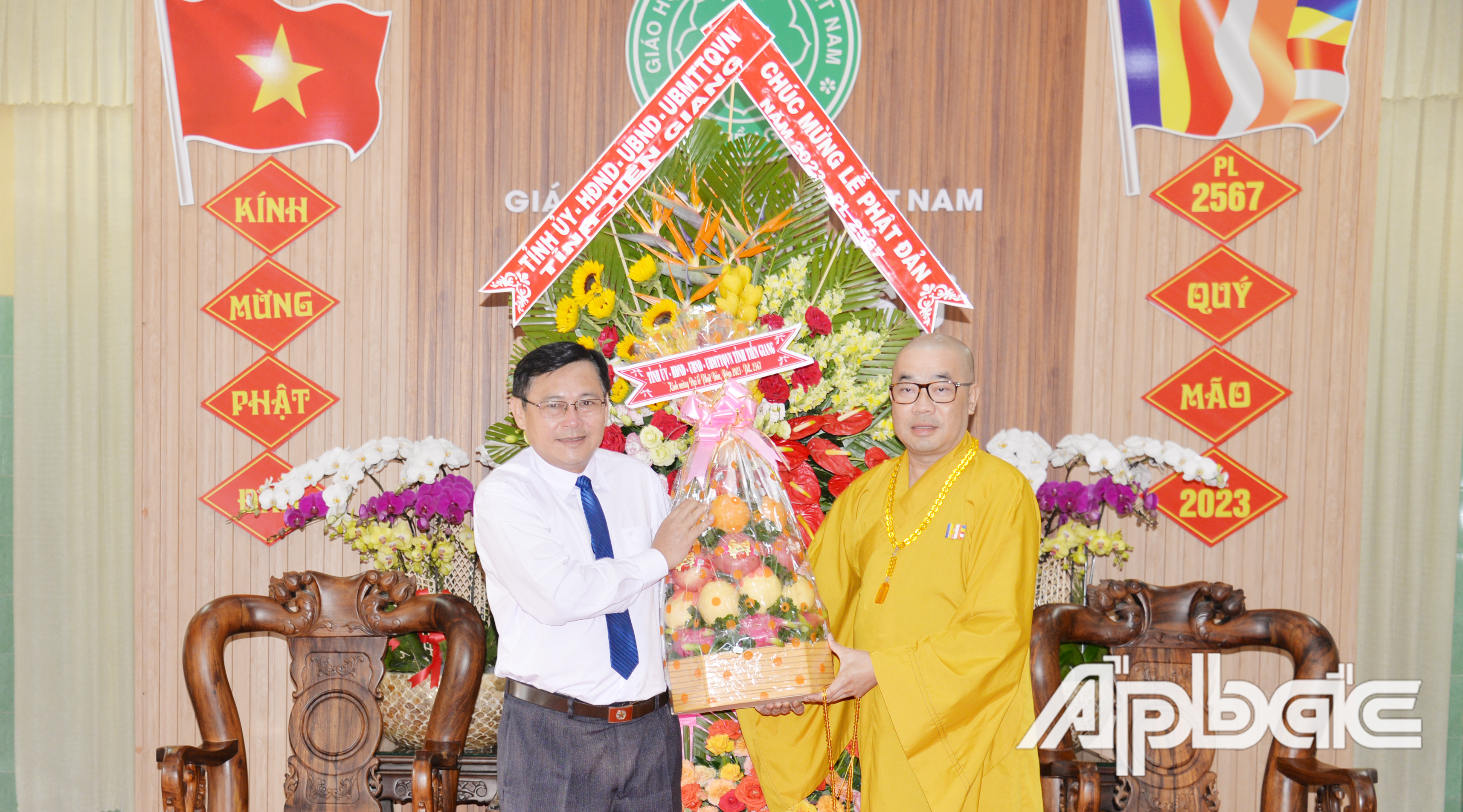 Đồng chí Đỗ Tấn Hùng trao quà chúc mừng Phật đản 2567 đến Thượng tọa Thích Quảng Lộc