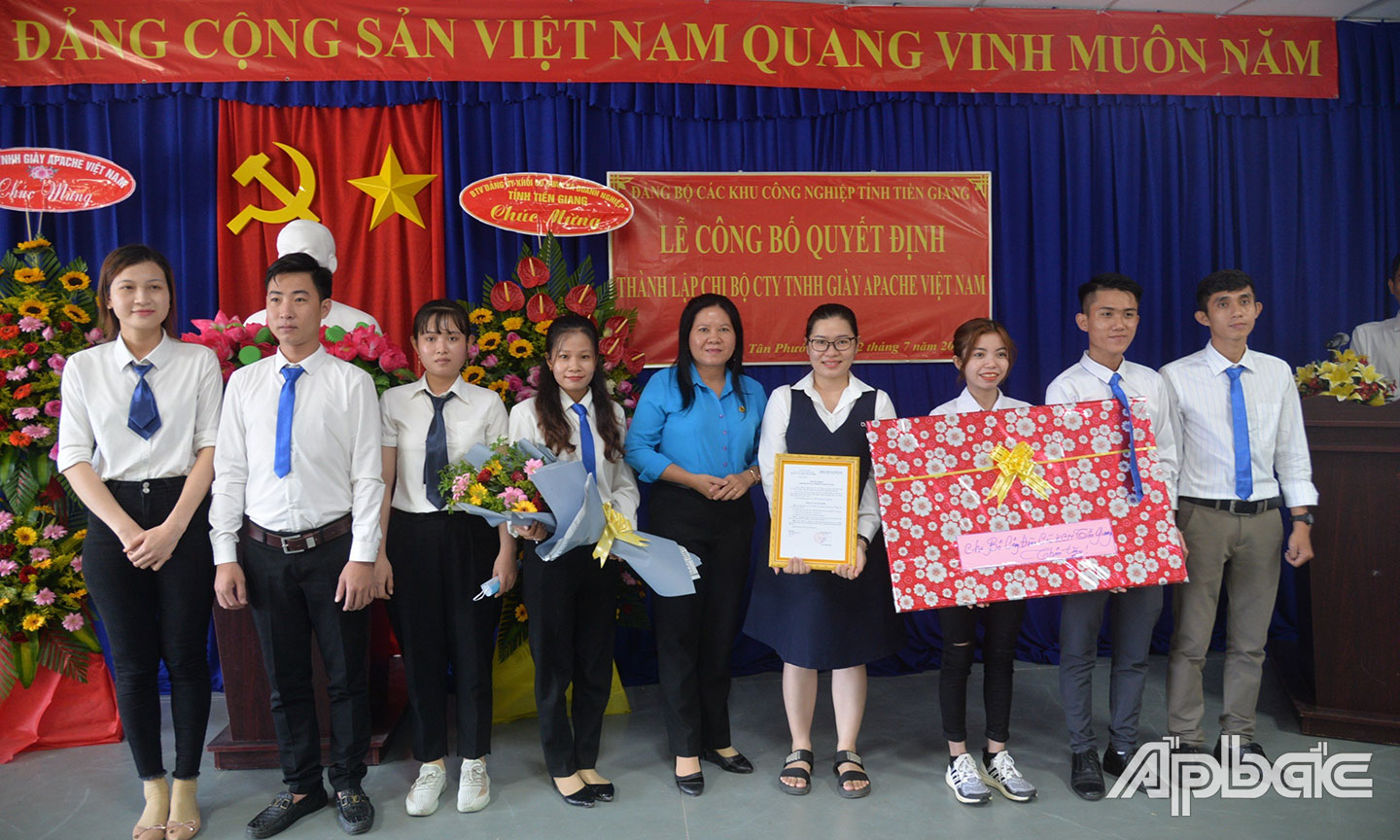 Đảng bộ các Khu công nghiệp tỉnh tổ chức Lễ công bố Quyết định thành lập Chi bộ Công ty TNHH Giày Apache Việt Nam. Ảnh: PHƯƠNG MAI