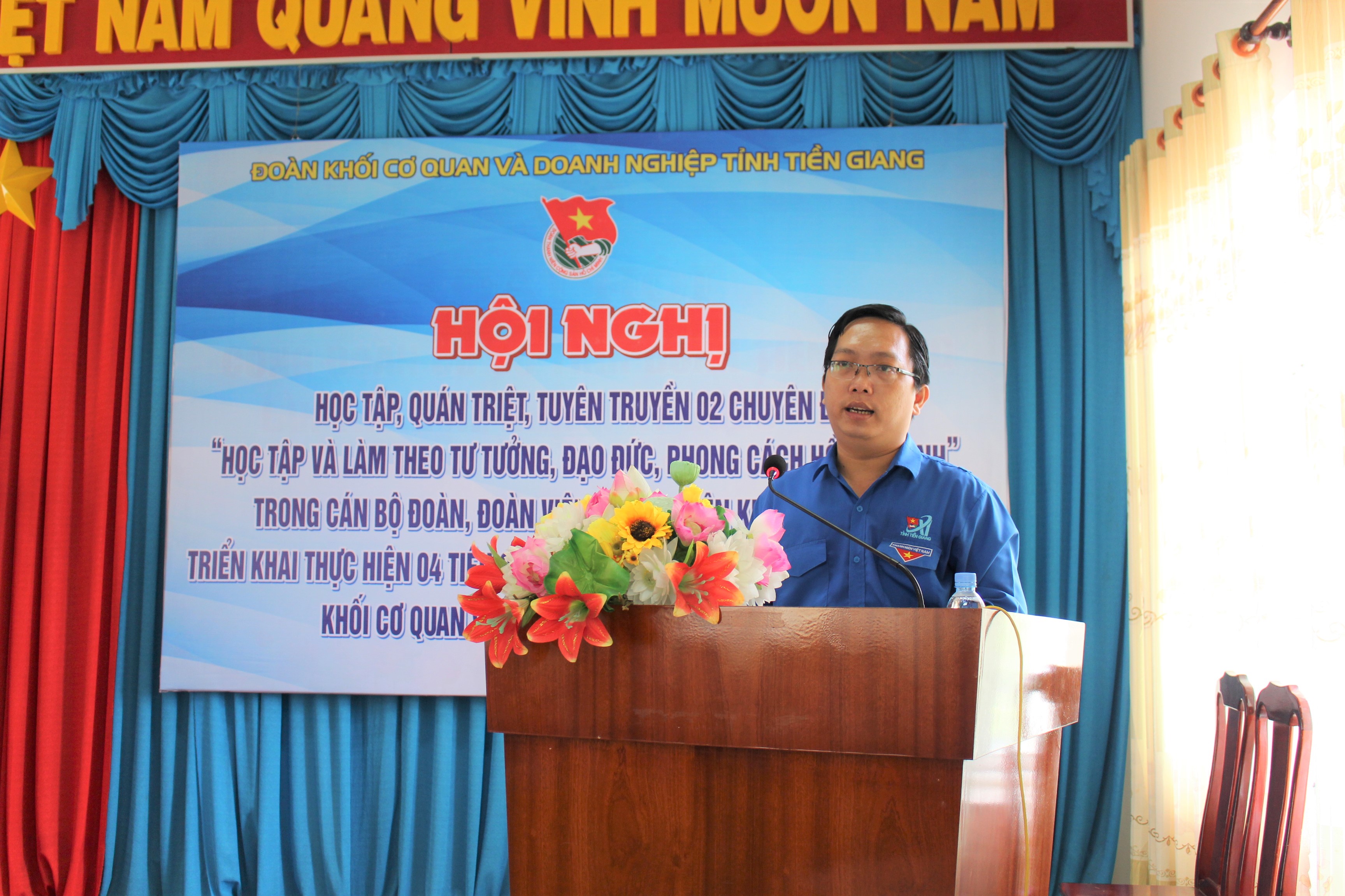 Bí thư Đoàn Khối Nguyễn Xuân Phúc báo cáo các chuyên đề Học tập và làm theo Bác hội nghị. 