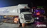 Ô tô khách va chạm xe container gây ùn tắc giao thông trên Quốc lộ 1