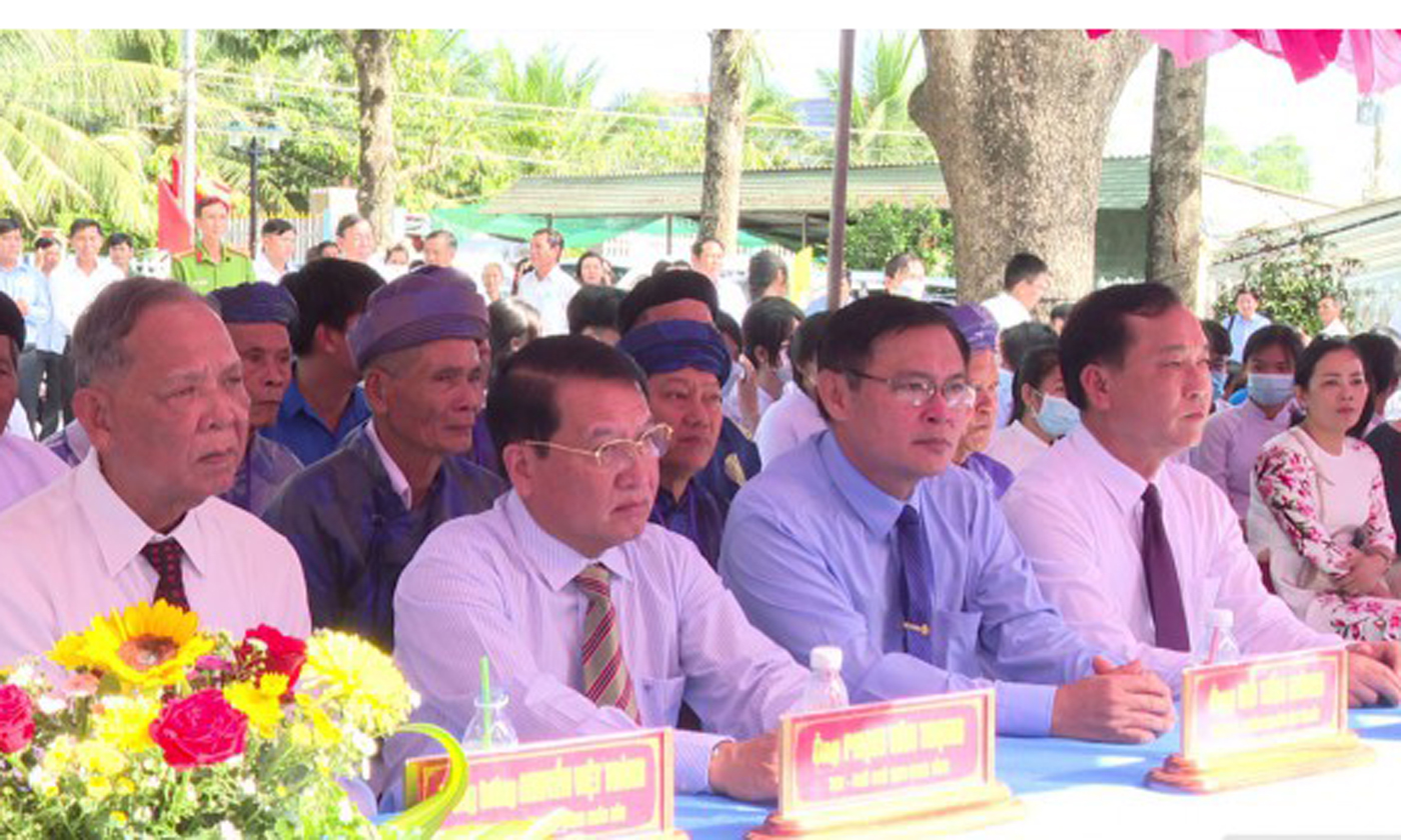 Lãnh đạo tỉnh Tiền Giang và đại biểu tham dự Lễ giỗ.