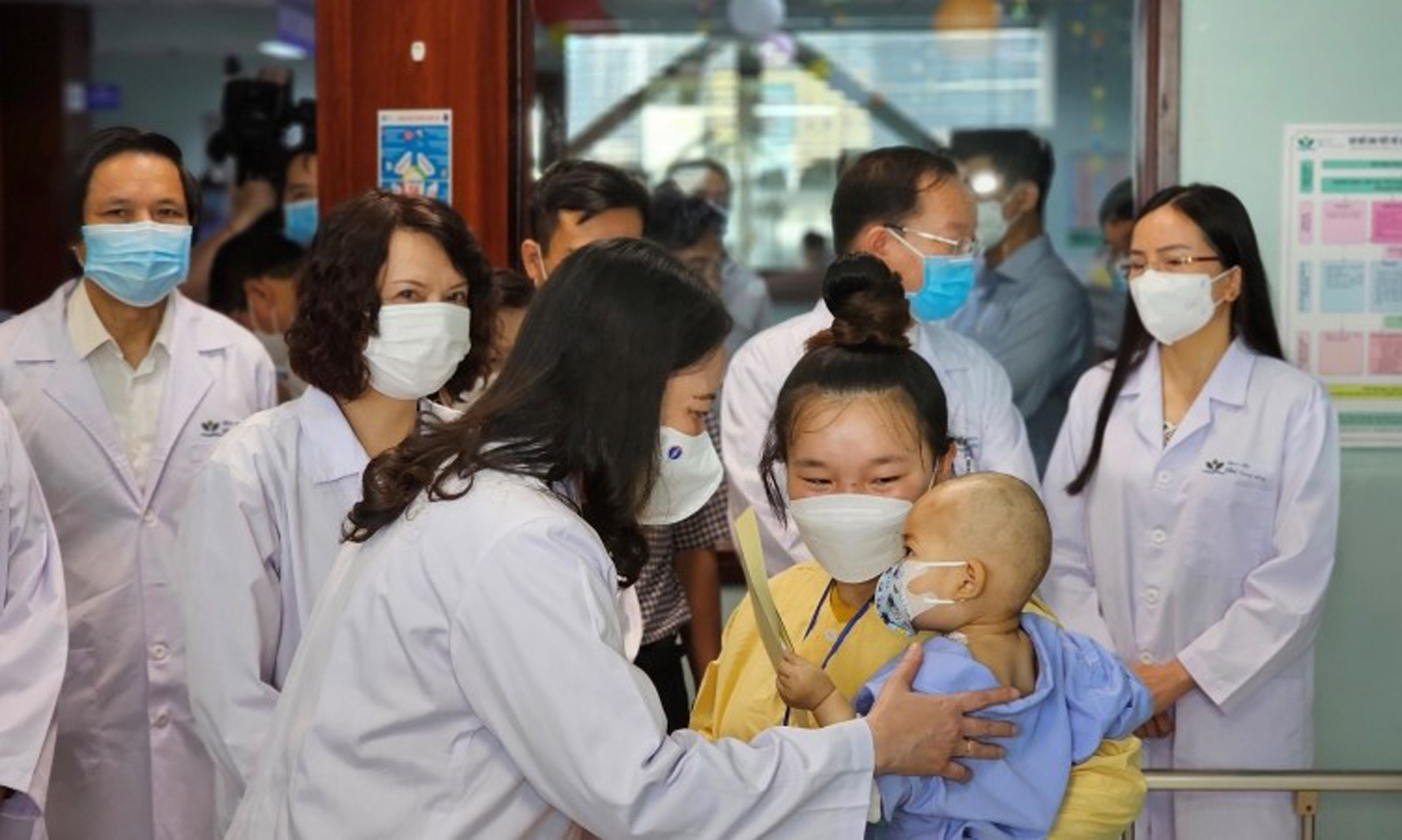 Phó Chủ tịch nước thăm, tặng quà bệnh nhi đang điều trị tại Bệnh viện Nhi Trung ương.