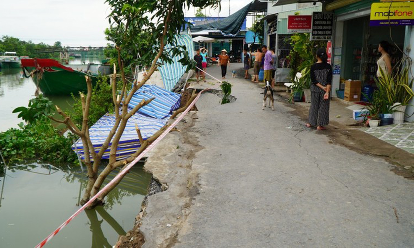 Sạt lở đe dọa nhiều nhà dân tại Đồng Tháp. Ảnh: AN BÌNH