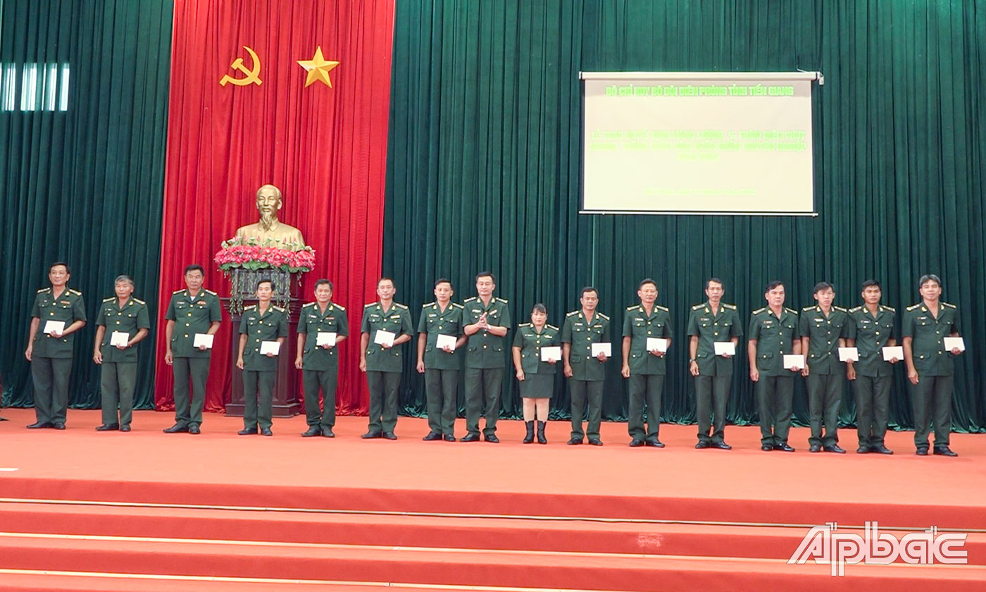 Thượng tá Nguyễn Quốc Thanh, Phó Chính ủy BĐBP Tiền Giang trao quyết định cho các quân nhân được thăng quân hàm và nâng lương. 