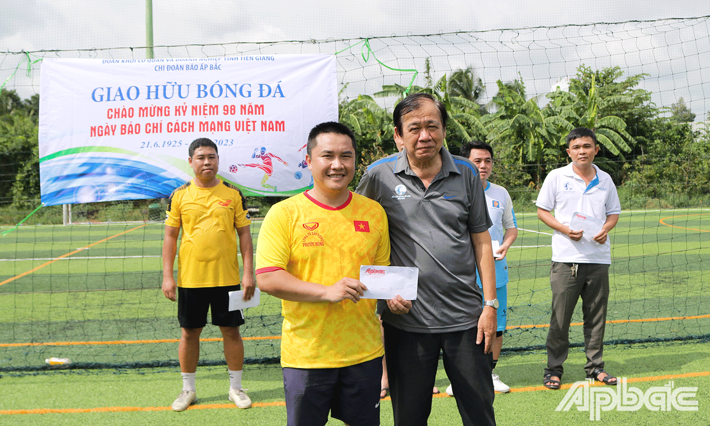 Tổng Biên tập Báo Ấp Bắc Nguyễn Minh Tân trao Giải Nhất cho đội Sở Văn hóa Thể thao và Du lịch tỉnh Tiền Giang