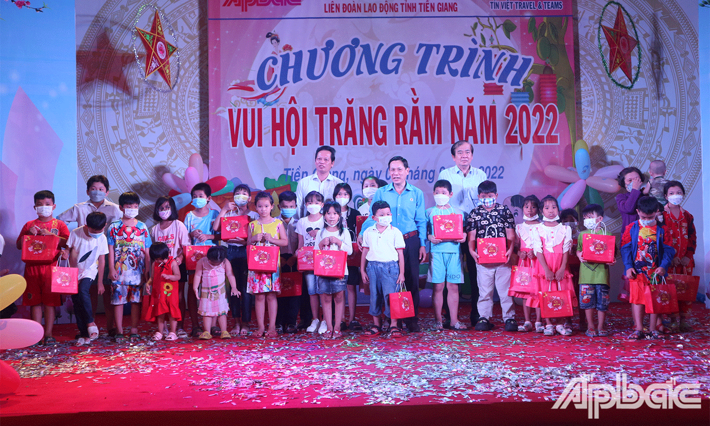 Phó Chủ tịch UBND tỉnh Tiền Giang Nguyễn Thành Diệu tham gia cùng Liên đoàn Lao động tỉnh Tiền Giang và Báo Ấp Bắc trao quà cho con công nhân có hoàn cảnh khó khăn trong chương trình Vui hội trăng rằm năm 2022