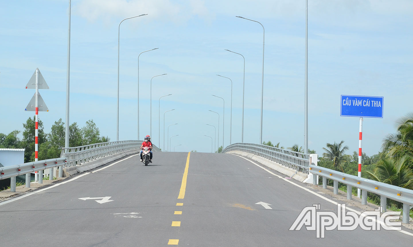 Cầu Vàm Cái Thia hoàn thành đã thỏa lòng mong ước của người dân địa phương.