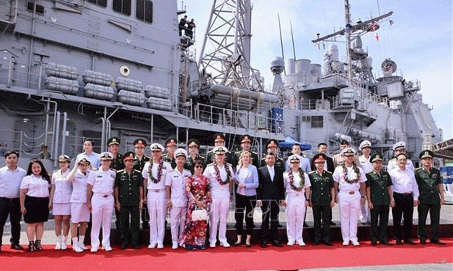 Delegates and crews on the ships at the welcome ceremony (Photo: VNA).