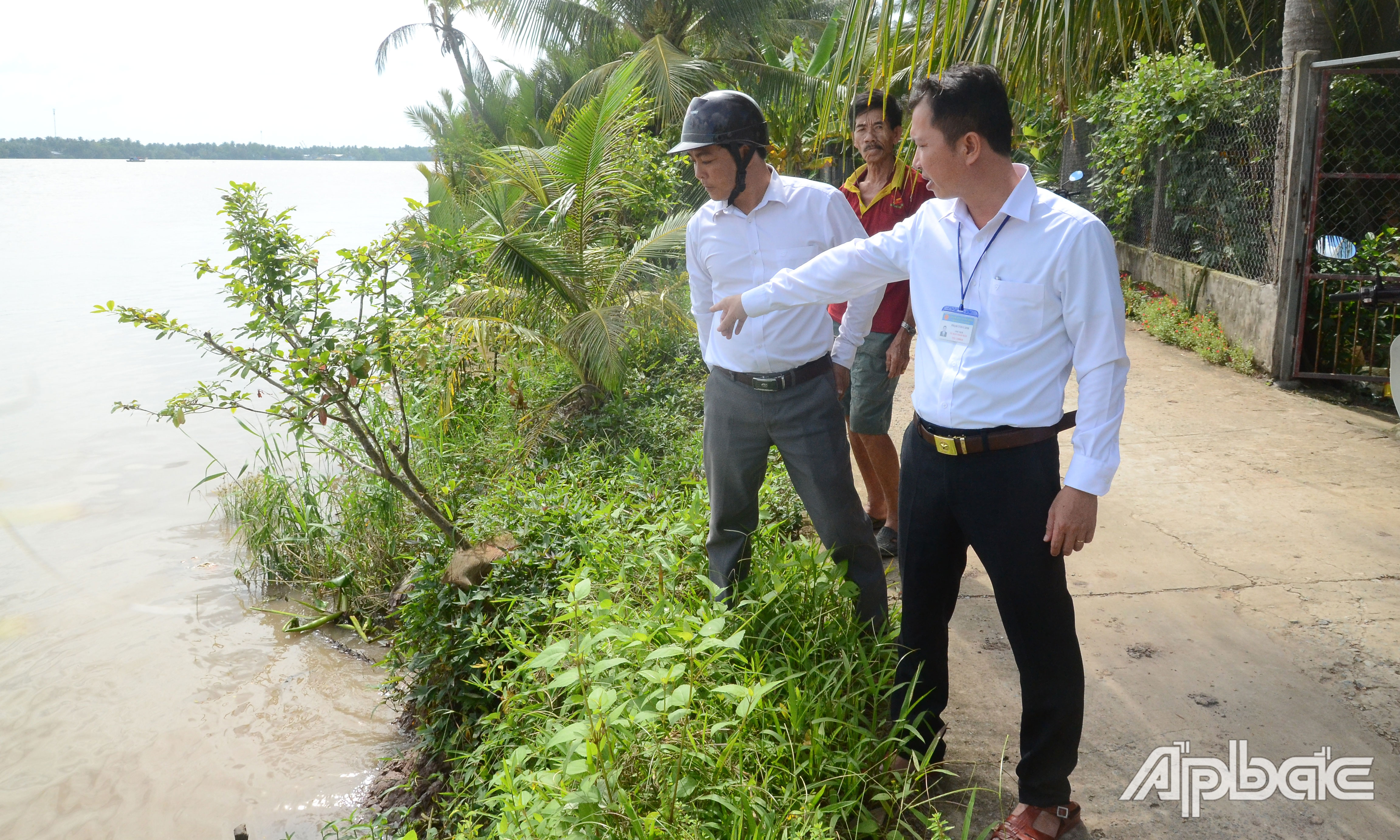 Cần đầu tư kè chống sạt lở tại đầu mõm Tân Thới để bảo vệ đời sống và sản xuất của người dân.