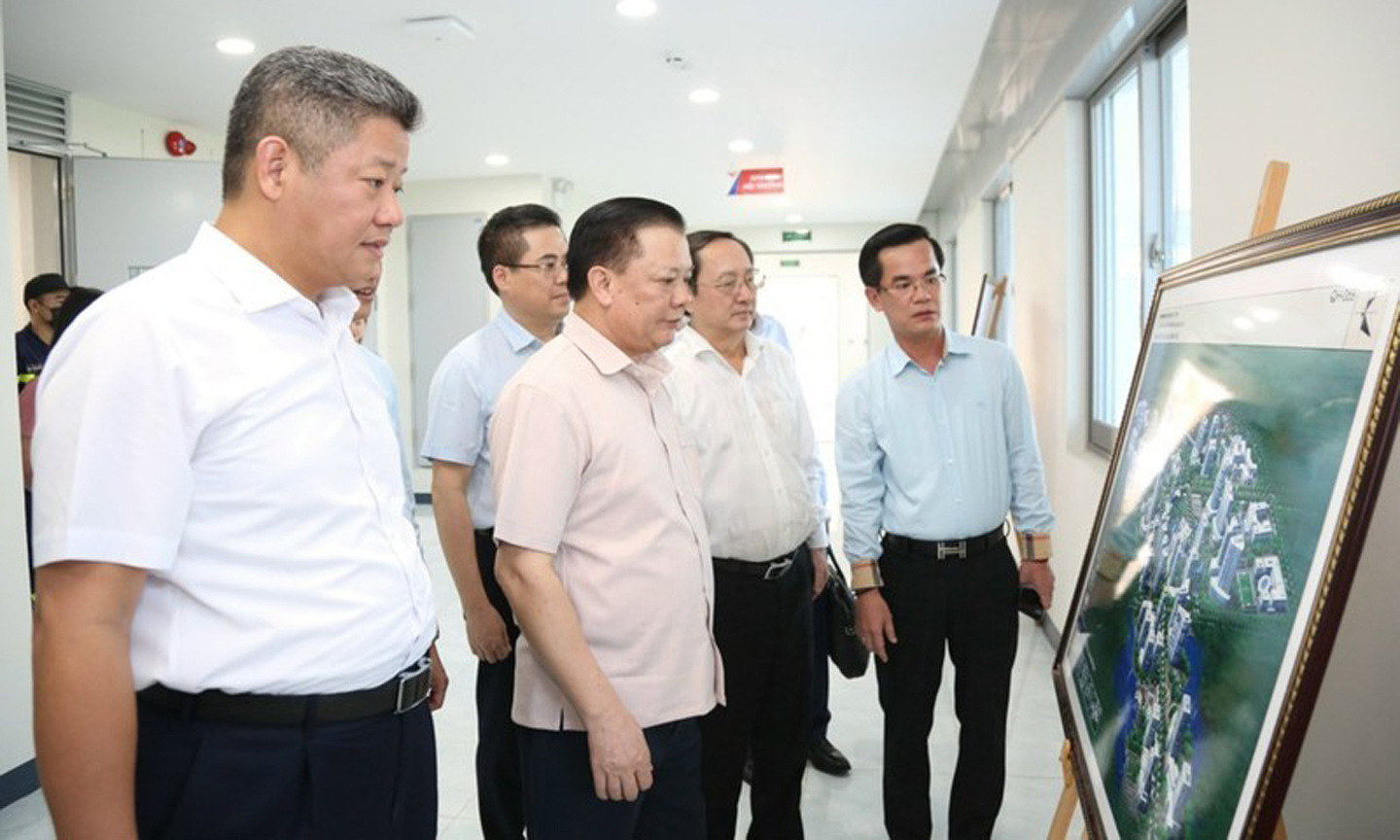  Leaders of the Hanoi Party Committee and the Ministry of Science and Technology conduct a field survey at Hoa Lac Hi-Tech Park.