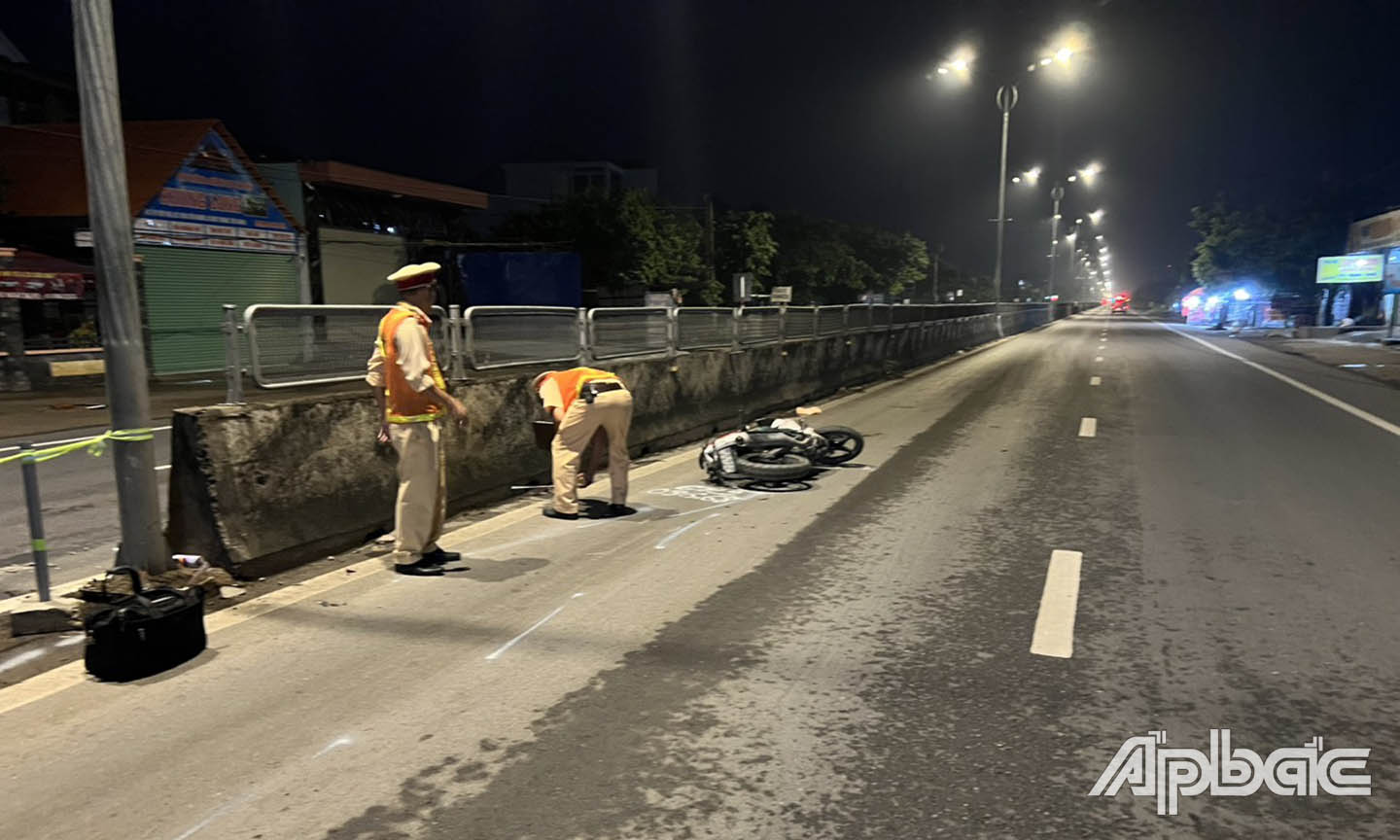 Lực lượng CSGT khám nghiệm hiện trường vụ tai nạn.