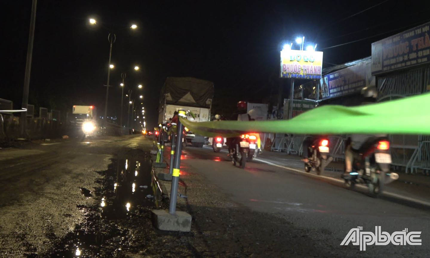 Hàng rào cảnh báo bằng cọc tiêu và dây giăng đặt giữa đường nhưng không có đủ biển báo và đèn tín hiệu.